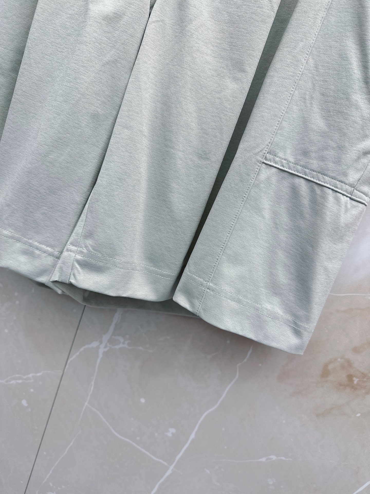 Y3 26ss春夏新款休闲短裤，采用优质丝质面料，超级轻薄亲肤，透气舒适。两侧工装口袋设计，整款裤型超级