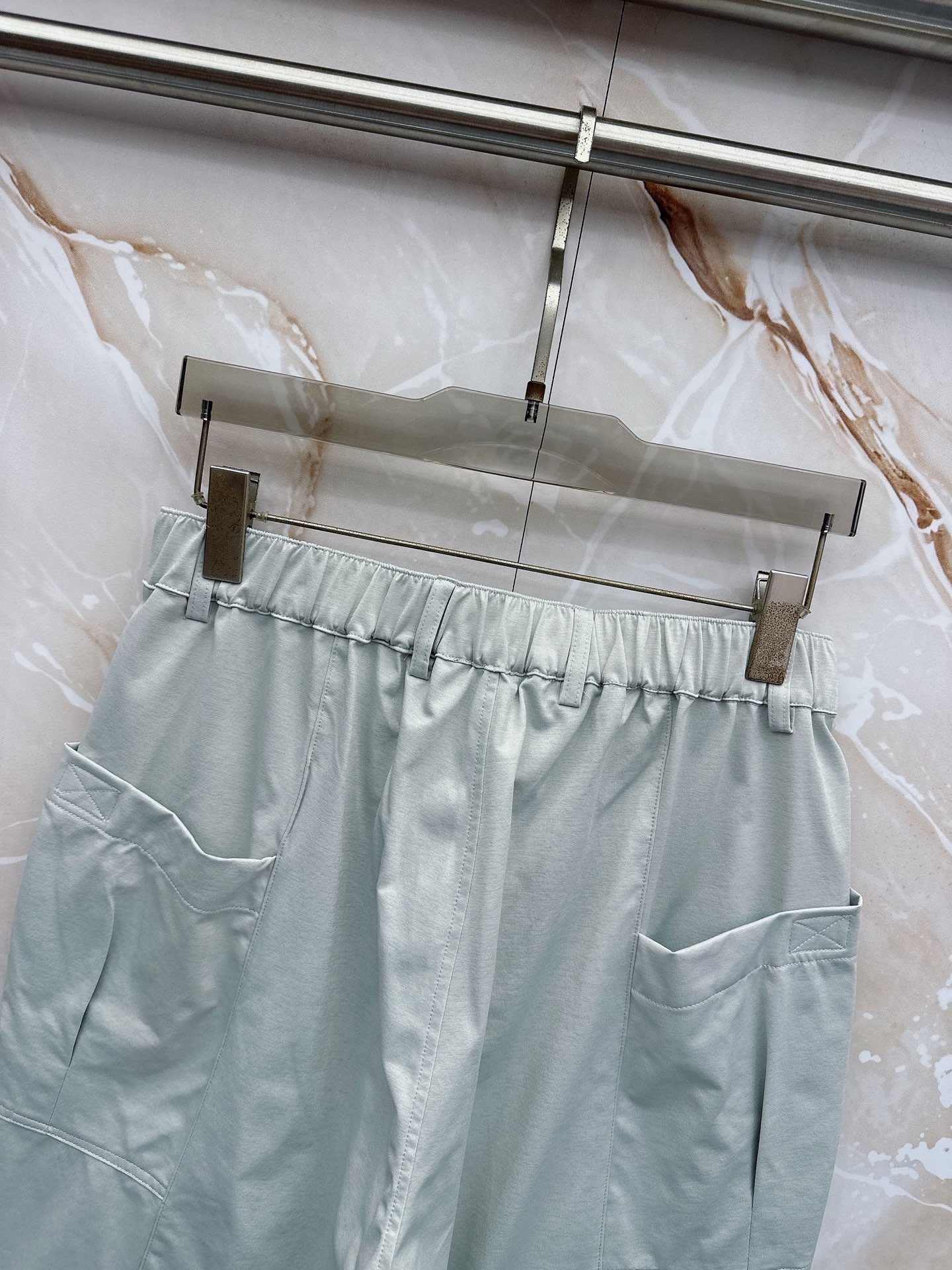 Y3 26ss春夏新款休闲短裤，采用优质丝质面料，超级轻薄亲肤，透气舒适。两侧工装口袋设计，整款裤型超级