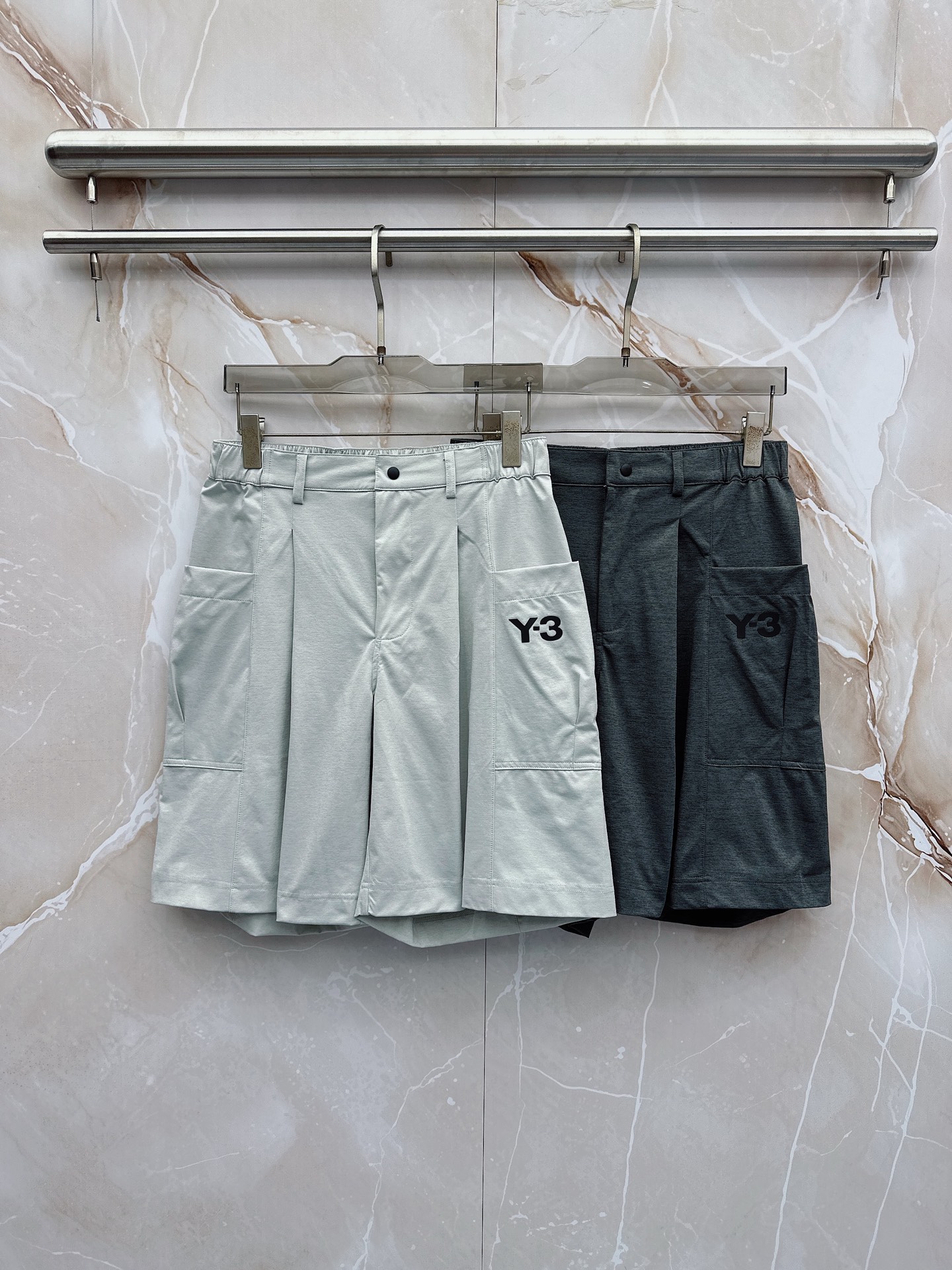 Y3 26ss春夏新款休闲短裤，采用优质丝质面料，超级轻薄亲肤，透气舒适。两侧工装口袋设计，整款裤型超级