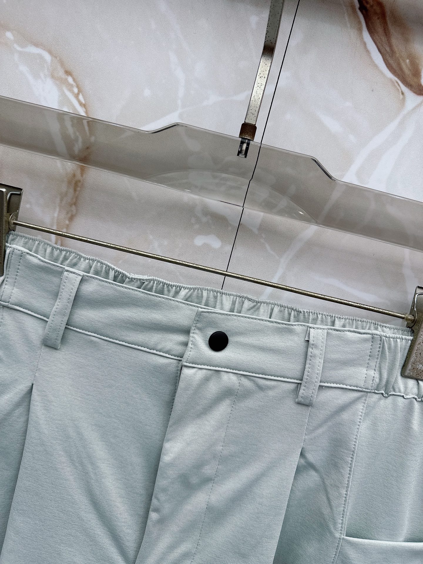 Y3 26ss春夏新款休闲短裤，采用优质丝质面料，超级轻薄亲肤，透气舒适。两侧工装口袋设计，整款裤型超级