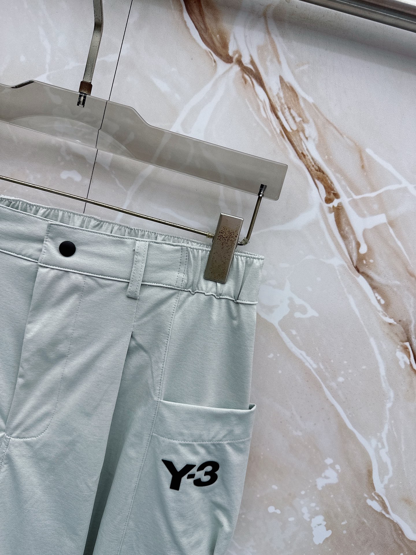 Y3 26ss春夏新款休闲短裤，采用优质丝质面料，超级轻薄亲肤，透气舒适。两侧工装口袋设计，整款裤型超级