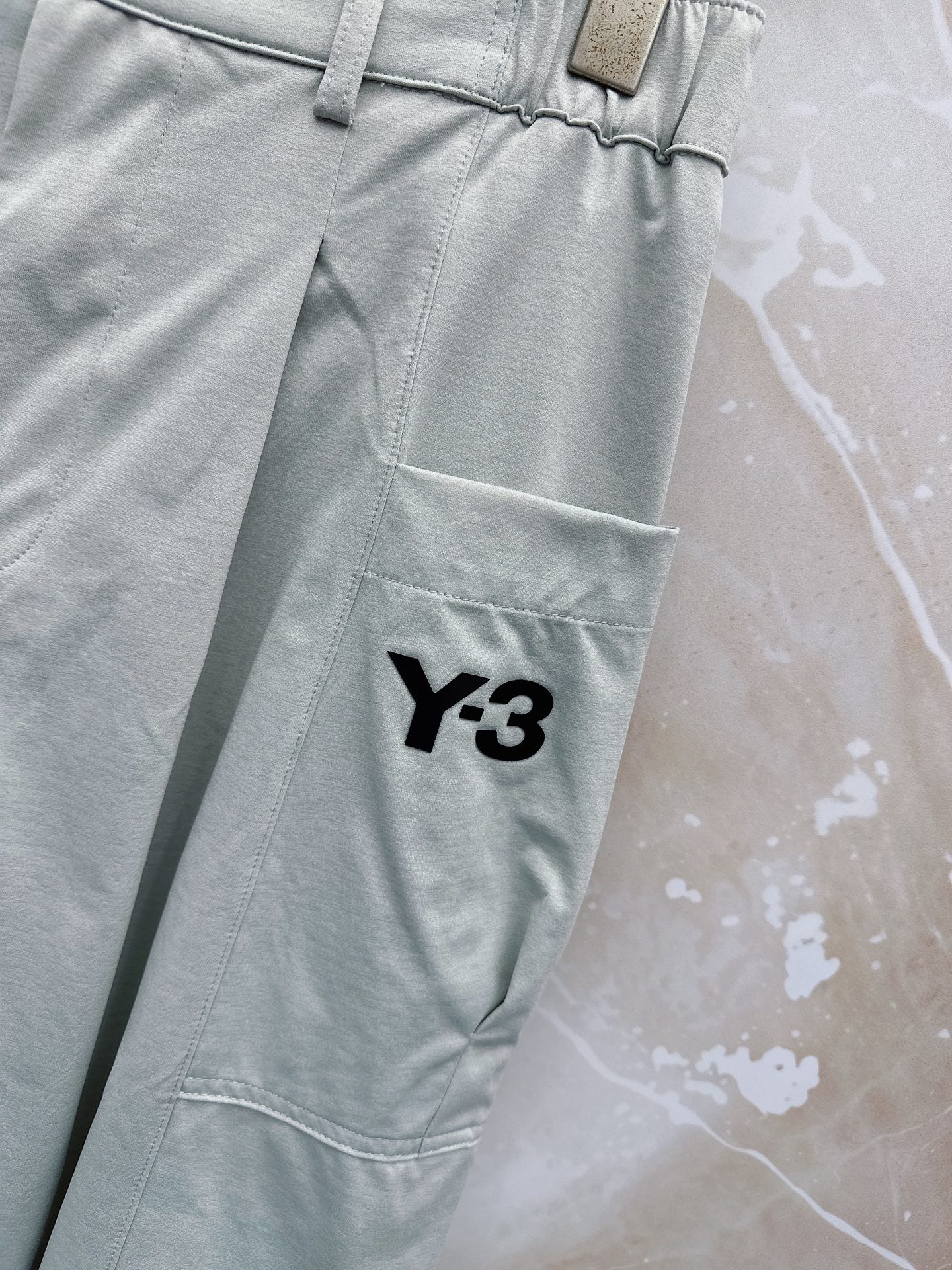 Y3 26ss春夏新款休闲短裤，采用优质丝质面料，超级轻薄亲肤，透气舒适。两侧工装口袋设计，整款裤型超级