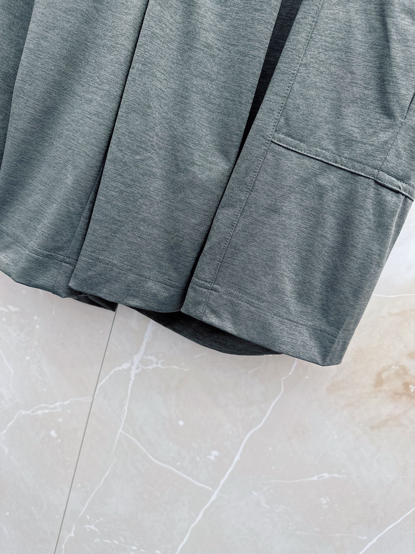 Y3 26ss春夏新款休闲短裤，采用优质丝质面料，超级轻薄亲肤，透气舒适。两侧工装口袋设计，整款裤型超级