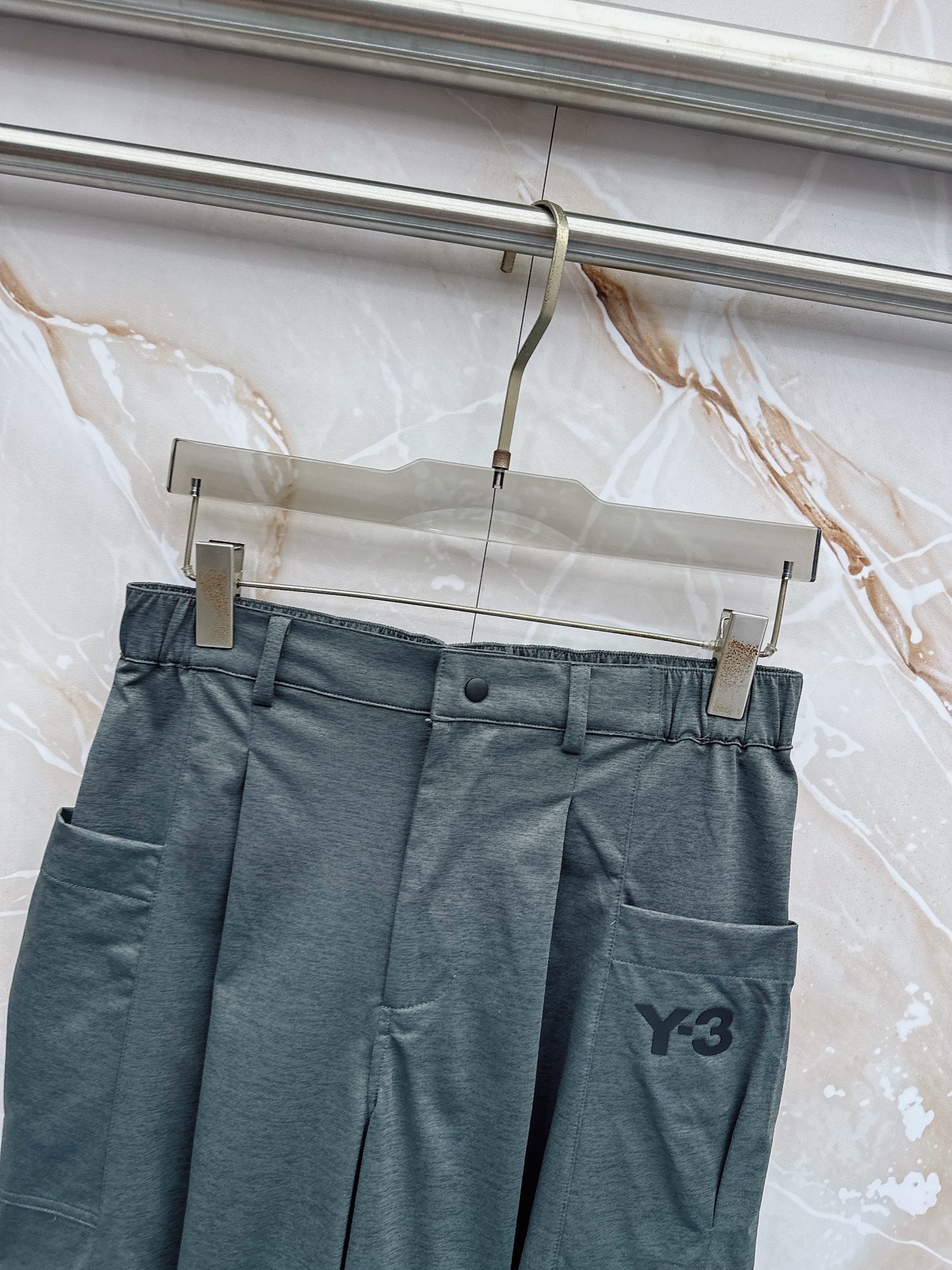 Y3 26ss春夏新款休闲短裤，采用优质丝质面料，超级轻薄亲肤，透气舒适。两侧工装口袋设计，整款裤型超级