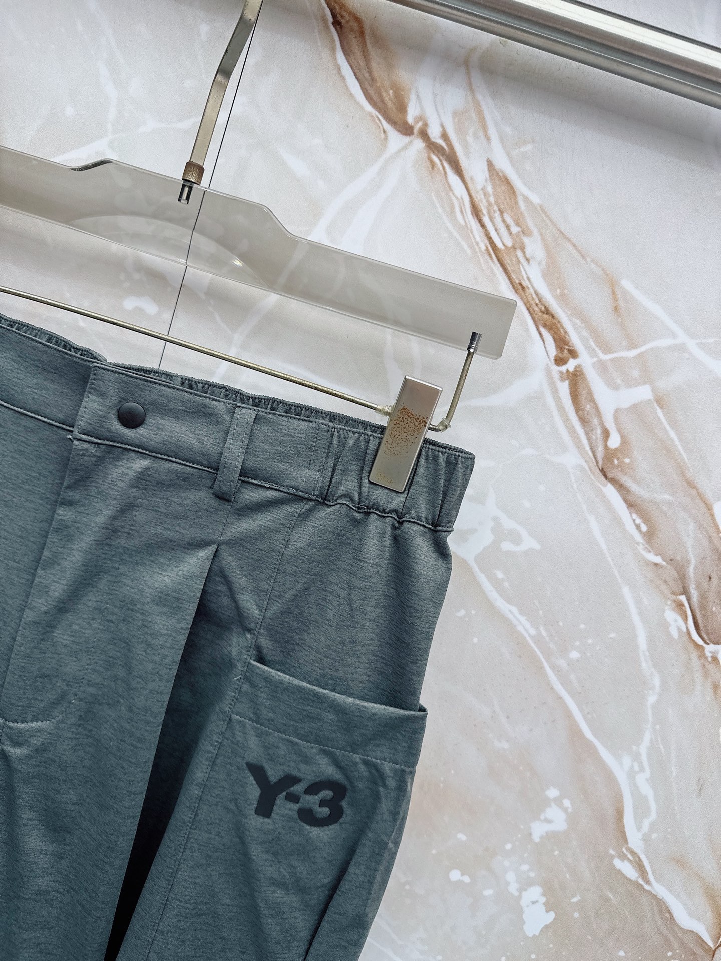 Y3 26ss春夏新款休闲短裤，采用优质丝质面料，超级轻薄亲肤，透气舒适。两侧工装口袋设计，整款裤型超级