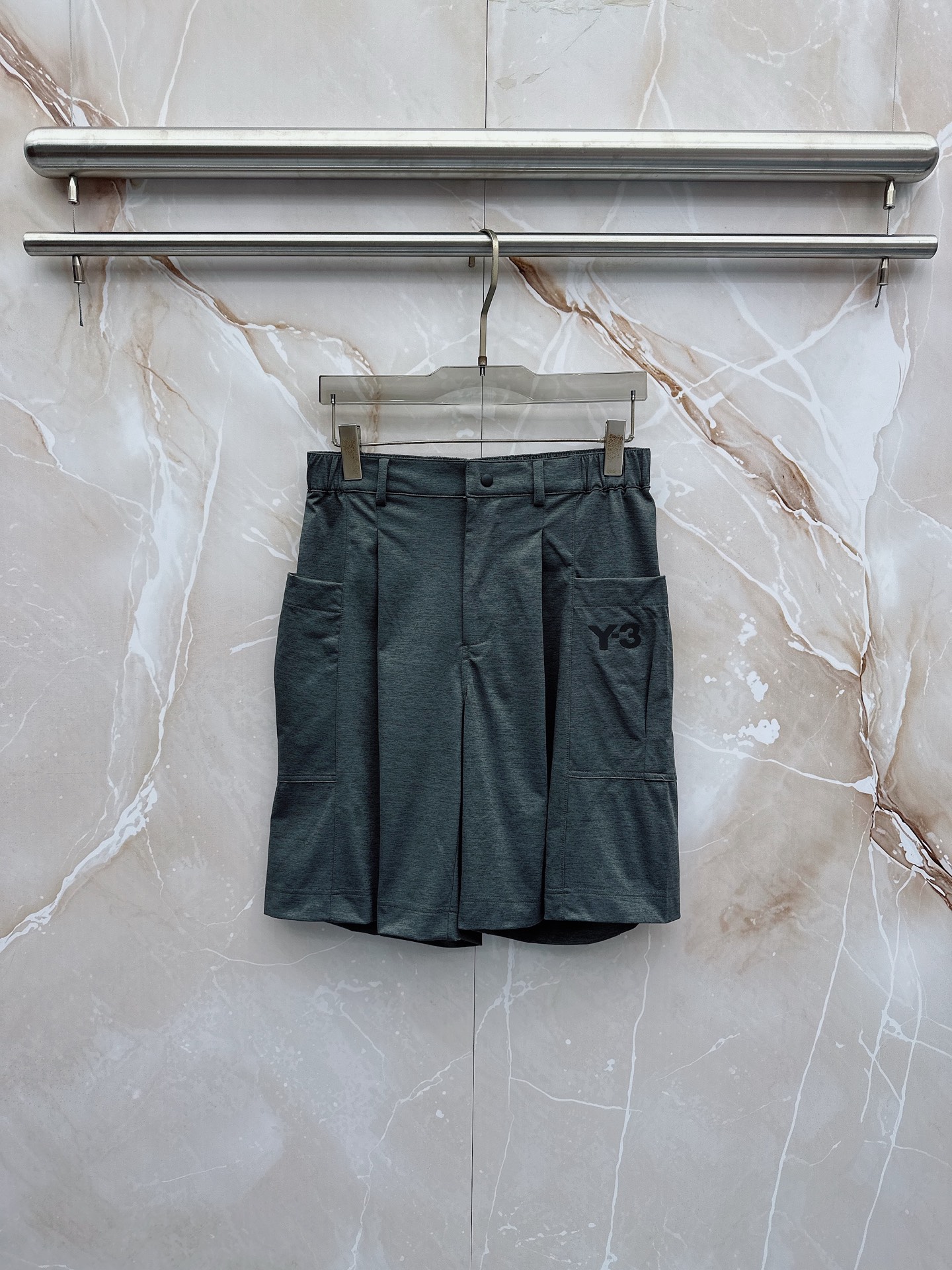 Y3 26ss春夏新款休闲短裤，采用优质丝质面料，超级轻薄亲肤，透气舒适。两侧工装口袋设计，整款裤型超级