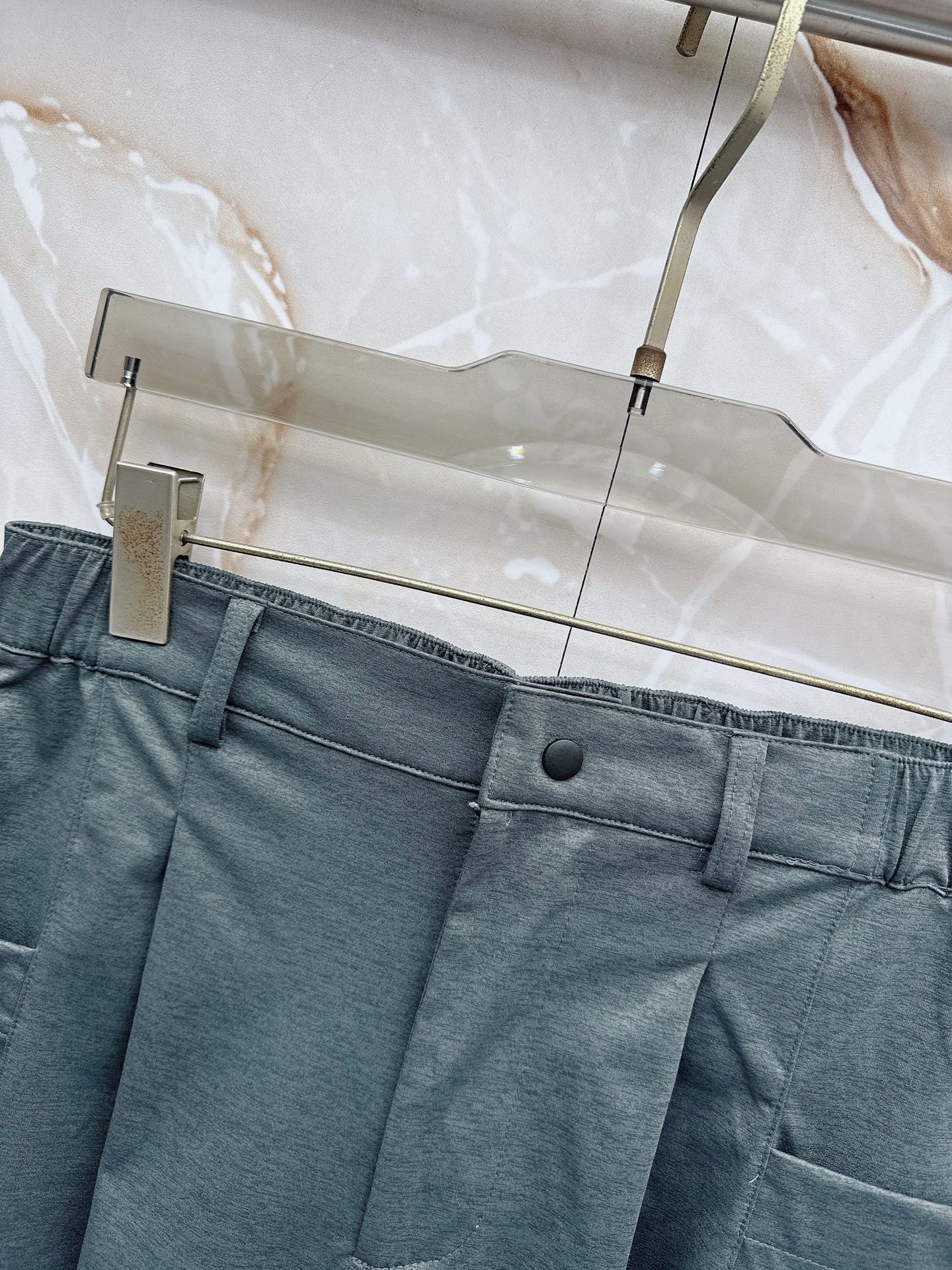 Y3 26ss春夏新款休闲短裤，采用优质丝质面料，超级轻薄亲肤，透气舒适。两侧工装口袋设计，整款裤型超级