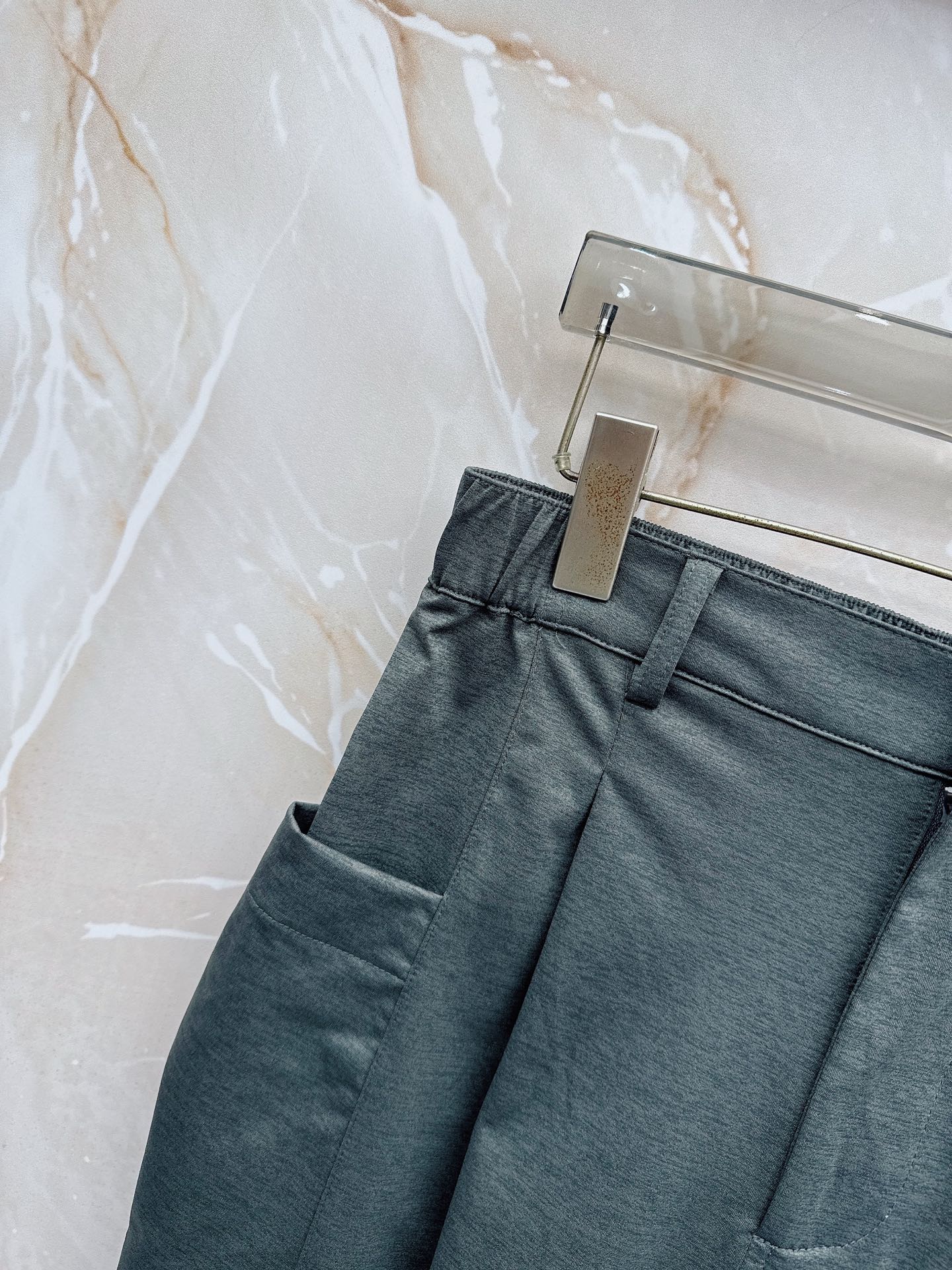 Y3 26ss春夏新款休闲短裤，采用优质丝质面料，超级轻薄亲肤，透气舒适。两侧工装口袋设计，整款裤型超级