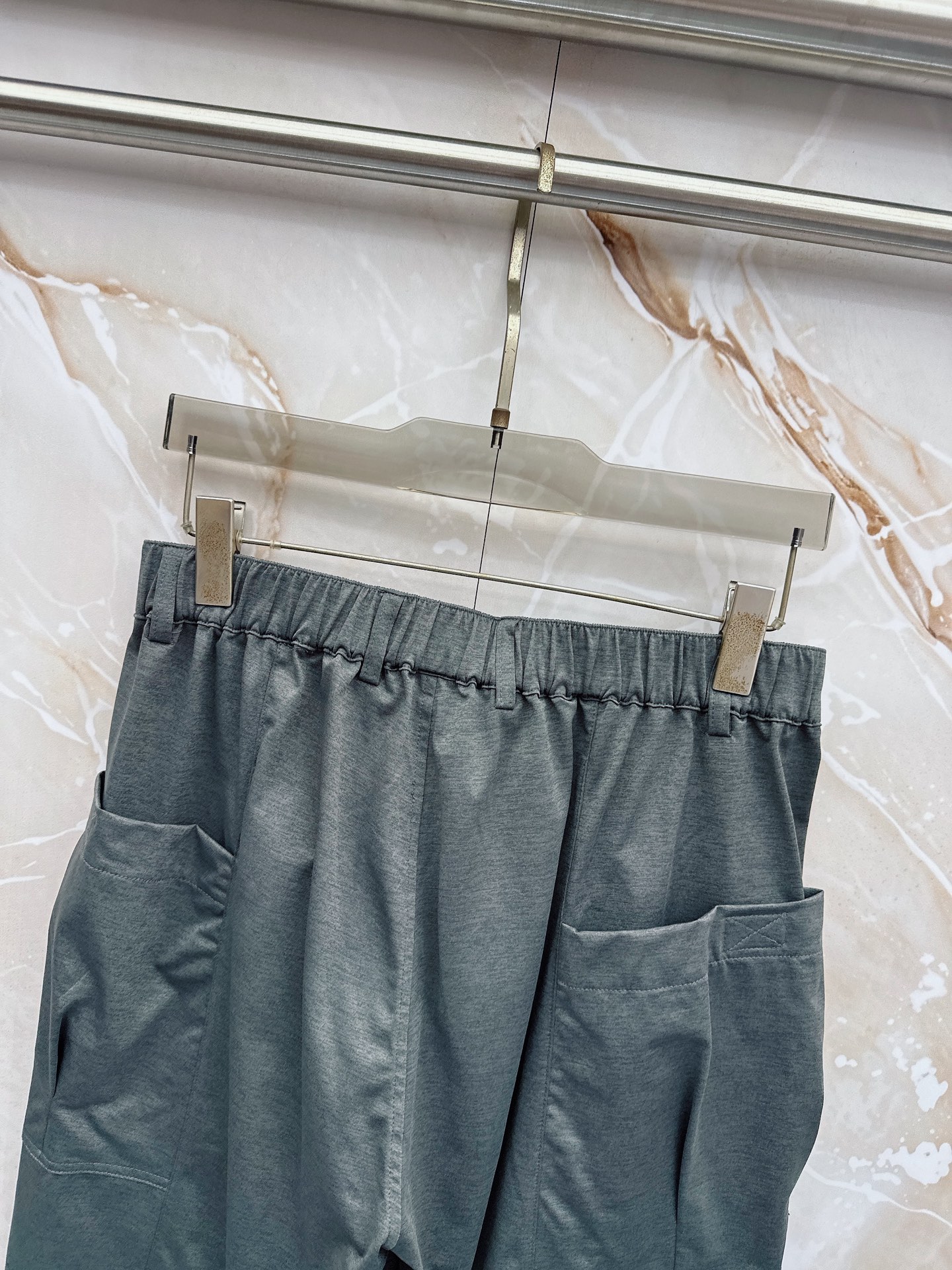 Y3 26ss春夏新款休闲短裤，采用优质丝质面料，超级轻薄亲肤，透气舒适。两侧工装口袋设计，整款裤型超级