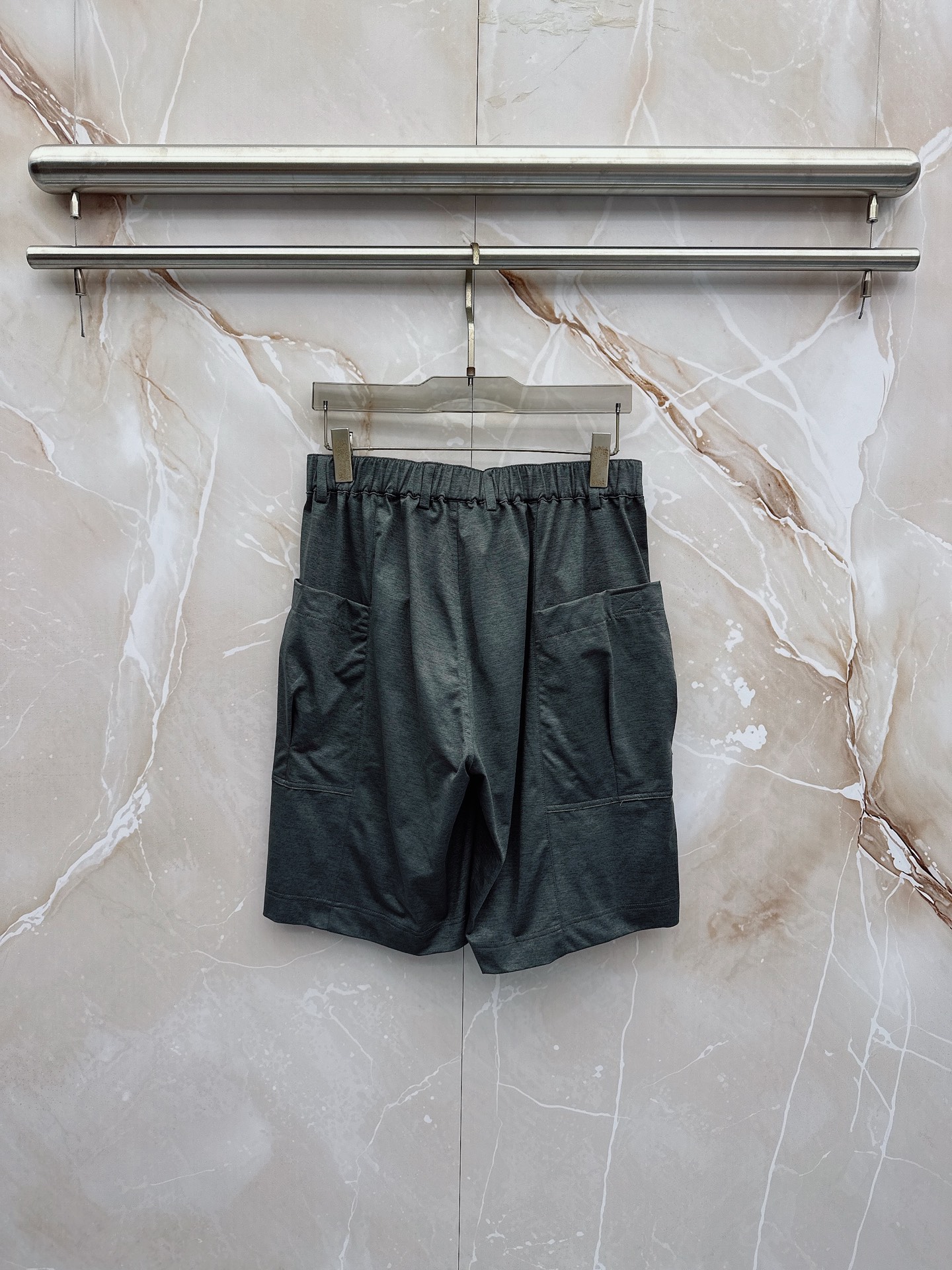 Y3 26ss春夏新款休闲短裤，采用优质丝质面料，超级轻薄亲肤，透气舒适。两侧工装口袋设计，整款裤型超级