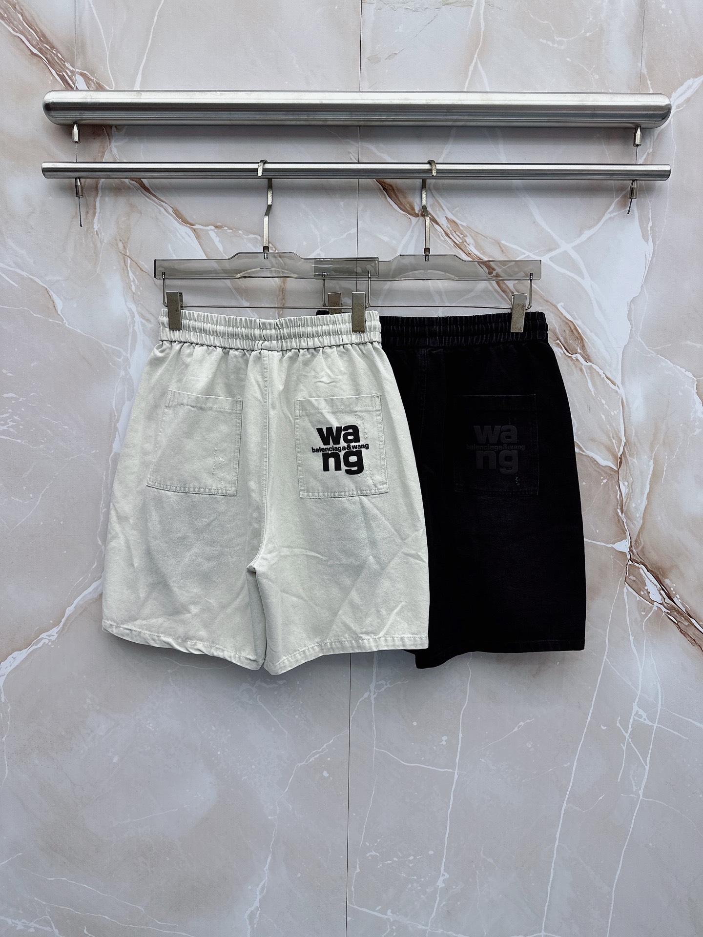 😊 26ss春夏新款休闲短裤，采用优质丝质面料，超级轻薄亲肤，透气舒适。两侧工装口袋设计，整款裤型超级时