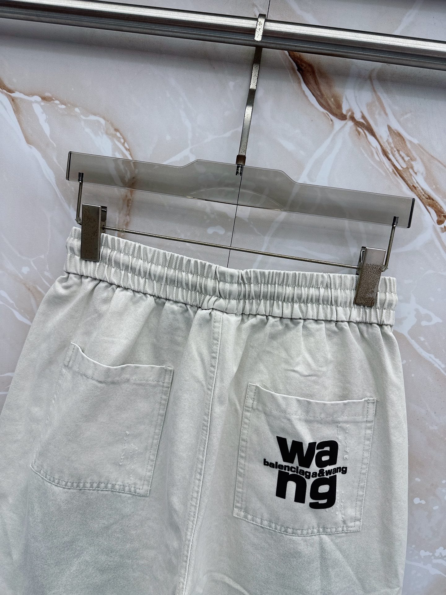 😊 26ss春夏新款休闲短裤，采用优质丝质面料，超级轻薄亲肤，透气舒适。两侧工装口袋设计，整款裤型超级时