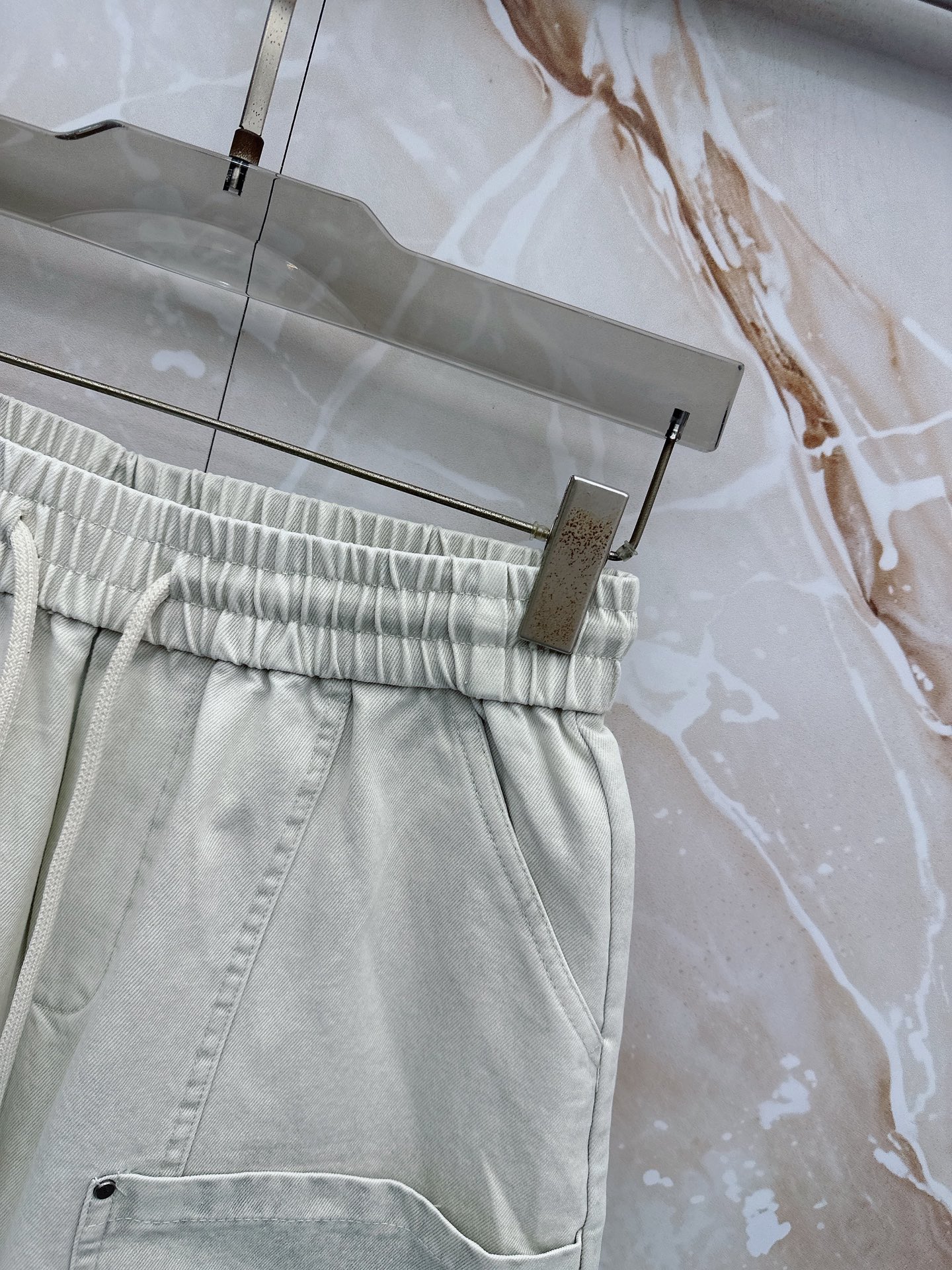 😊 26ss春夏新款休闲短裤，采用优质丝质面料，超级轻薄亲肤，透气舒适。两侧工装口袋设计，整款裤型超级时