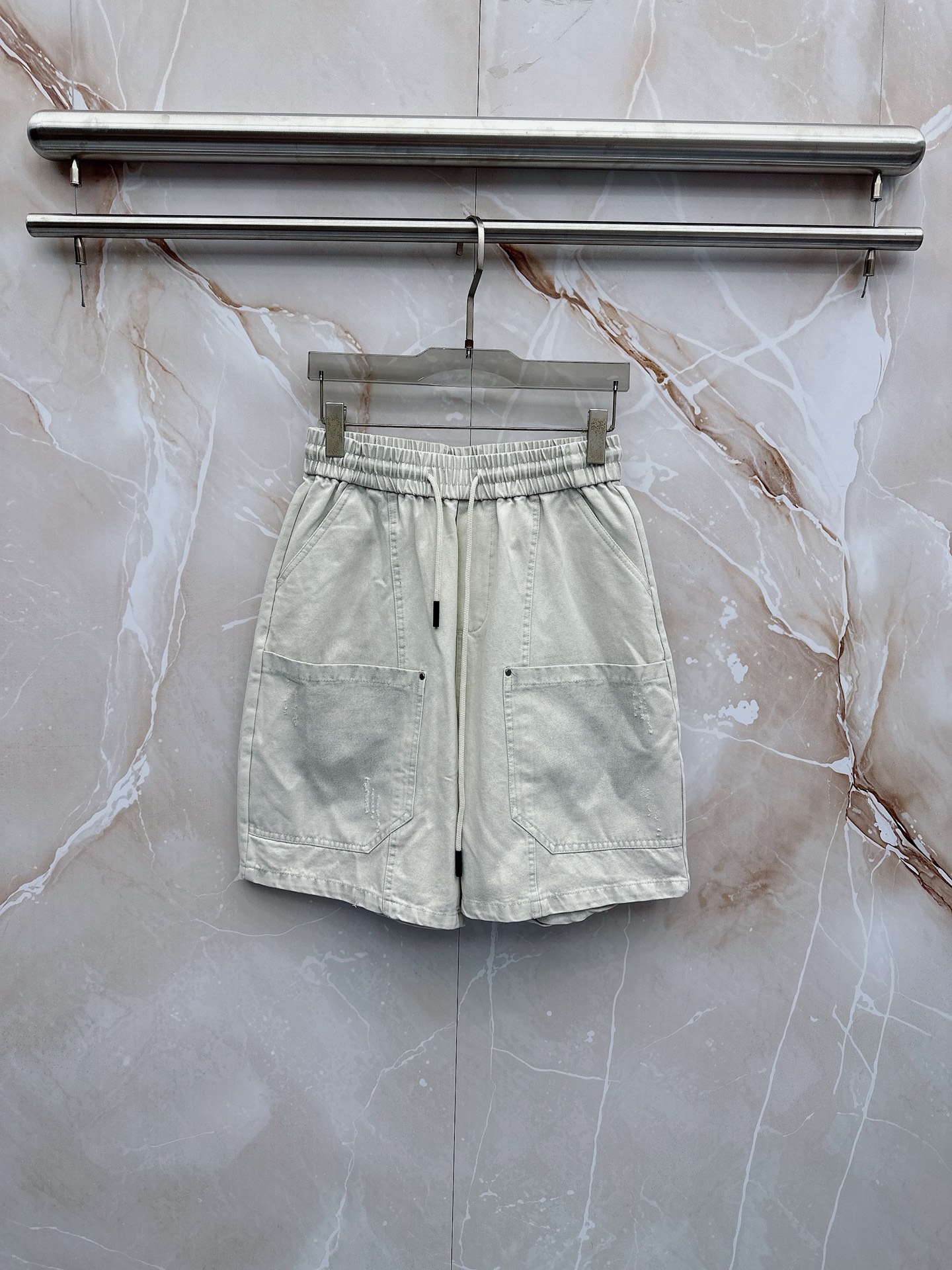 😊 26ss春夏新款休闲短裤，采用优质丝质面料，超级轻薄亲肤，透气舒适。两侧工装口袋设计，整款裤型超级时