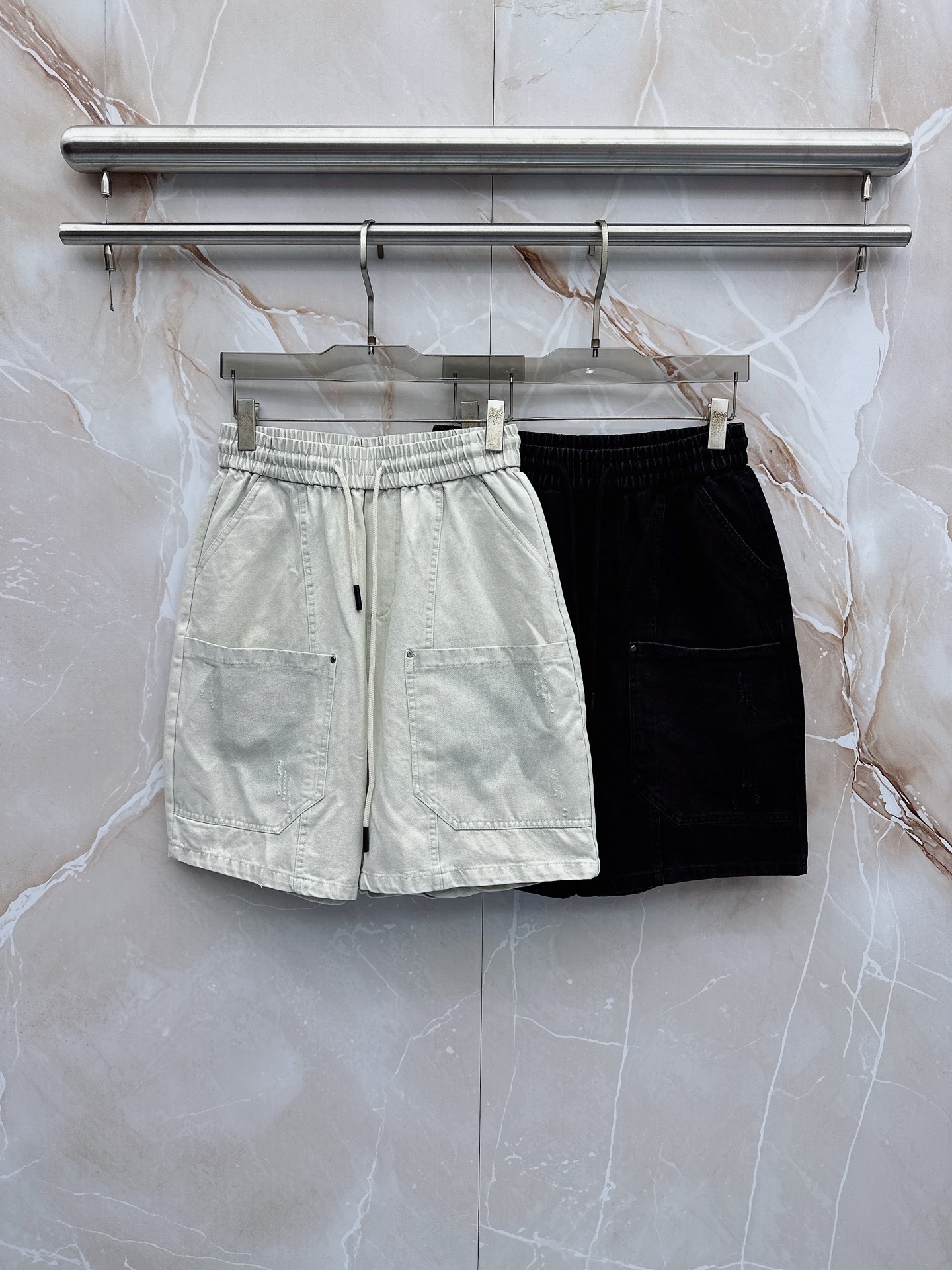 😊 26ss春夏新款休闲短裤，采用优质丝质面料，超级轻薄亲肤，透气舒适。两侧工装口袋设计，整款裤型超级时