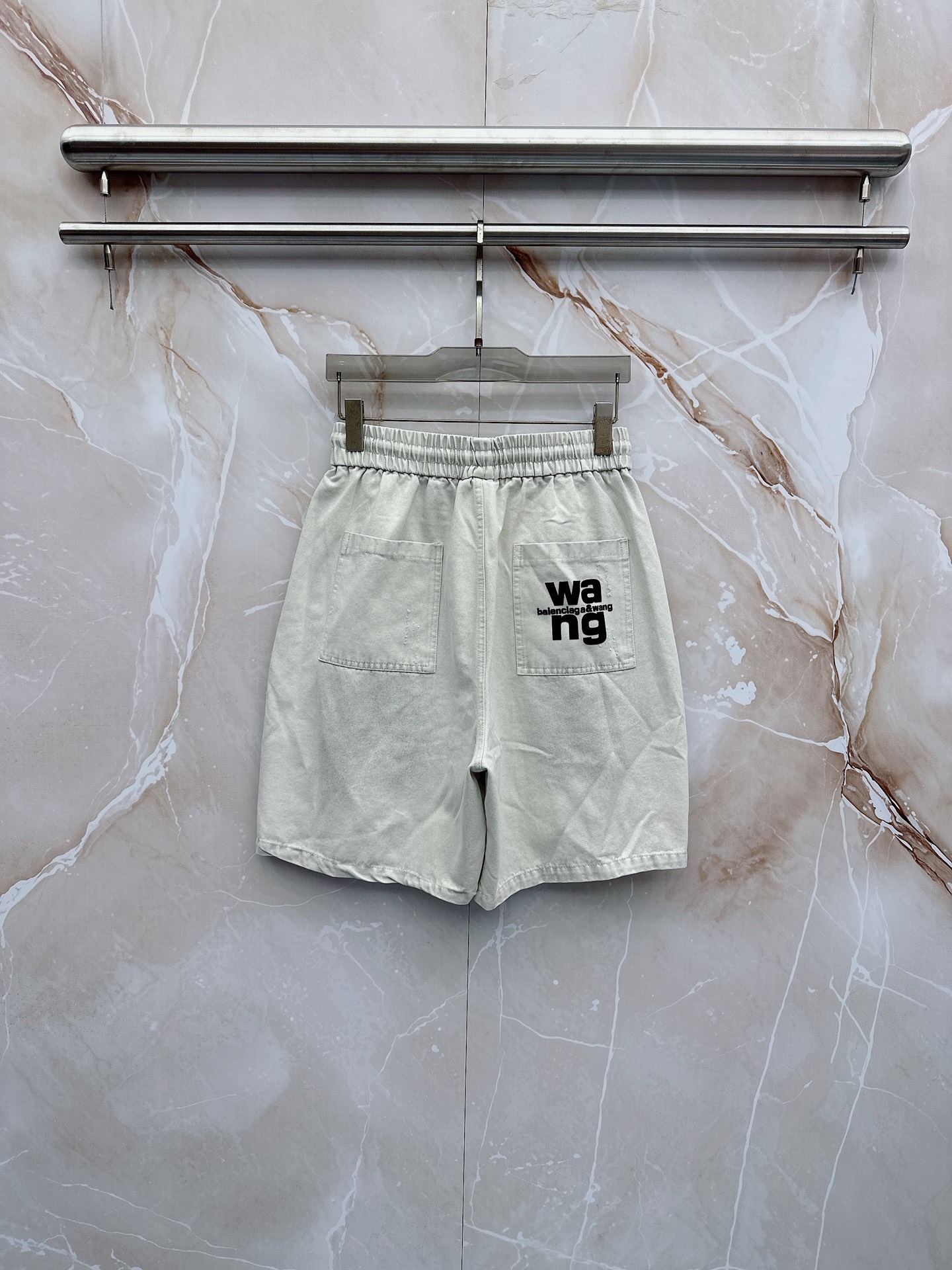 😊 26ss春夏新款休闲短裤，采用优质丝质面料，超级轻薄亲肤，透气舒适。两侧工装口袋设计，整款裤型超级时