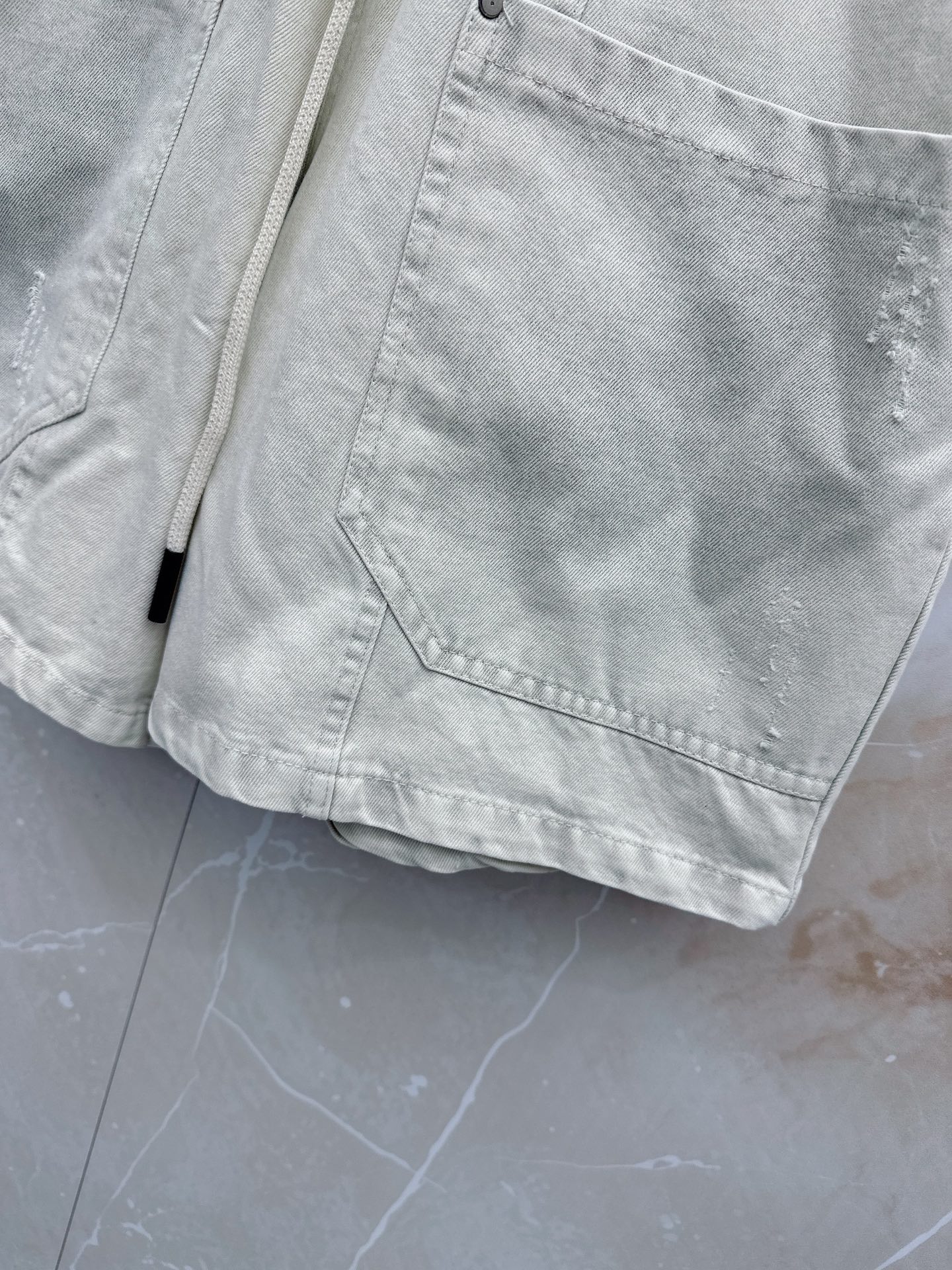 😊 26ss春夏新款休闲短裤，采用优质丝质面料，超级轻薄亲肤，透气舒适。两侧工装口袋设计，整款裤型超级时