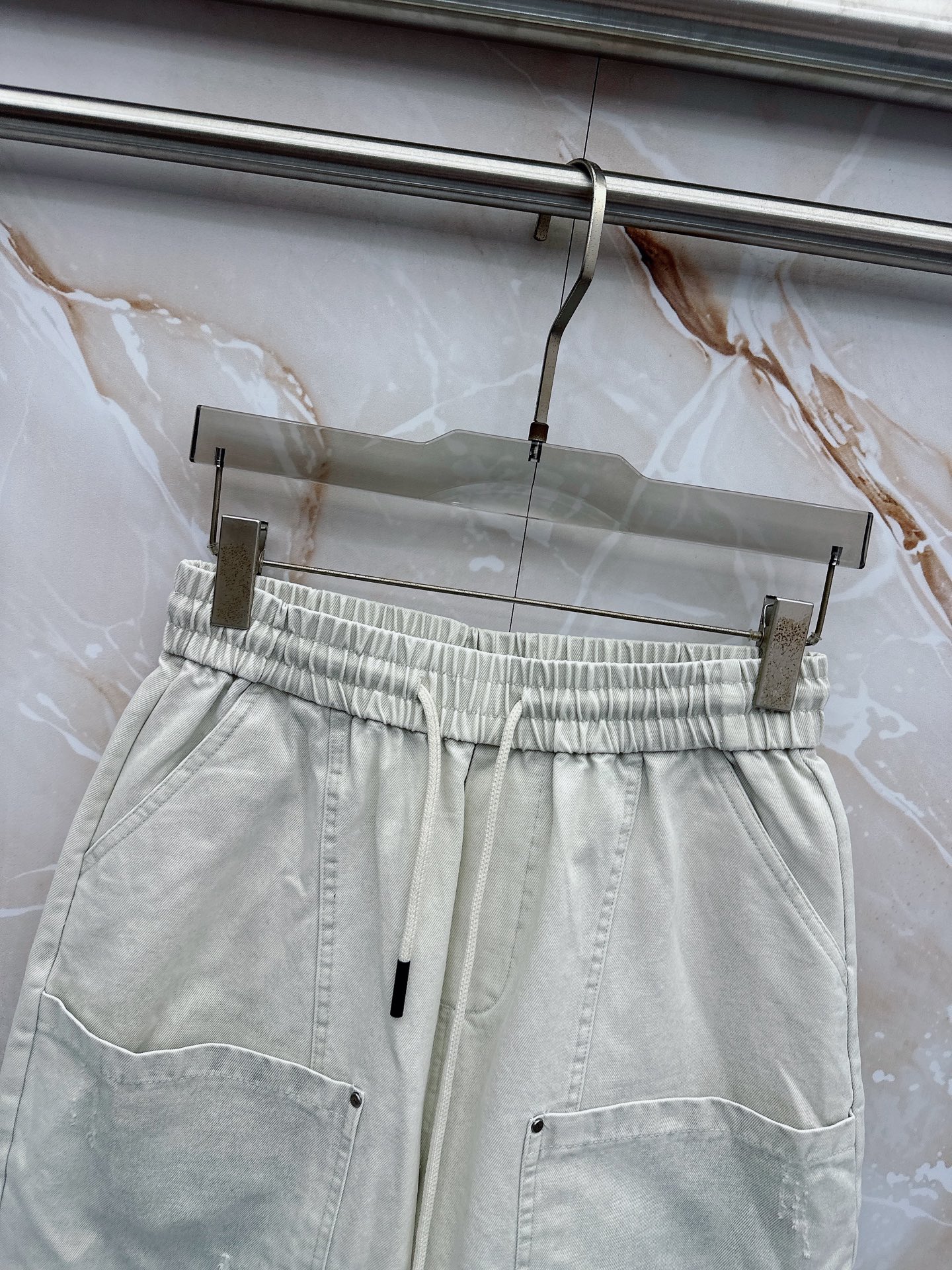 😊 26ss春夏新款休闲短裤，采用优质丝质面料，超级轻薄亲肤，透气舒适。两侧工装口袋设计，整款裤型超级时