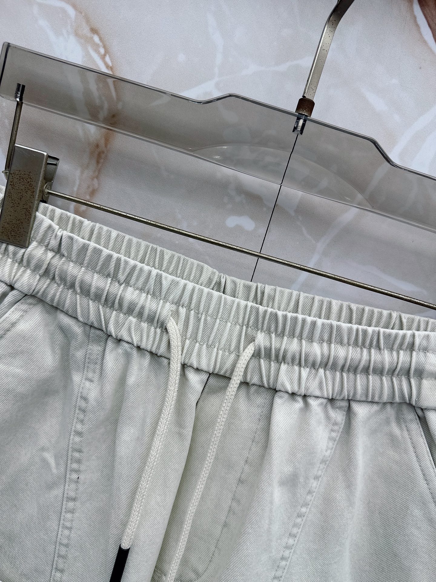 😊 26ss春夏新款休闲短裤，采用优质丝质面料，超级轻薄亲肤，透气舒适。两侧工装口袋设计，整款裤型超级时