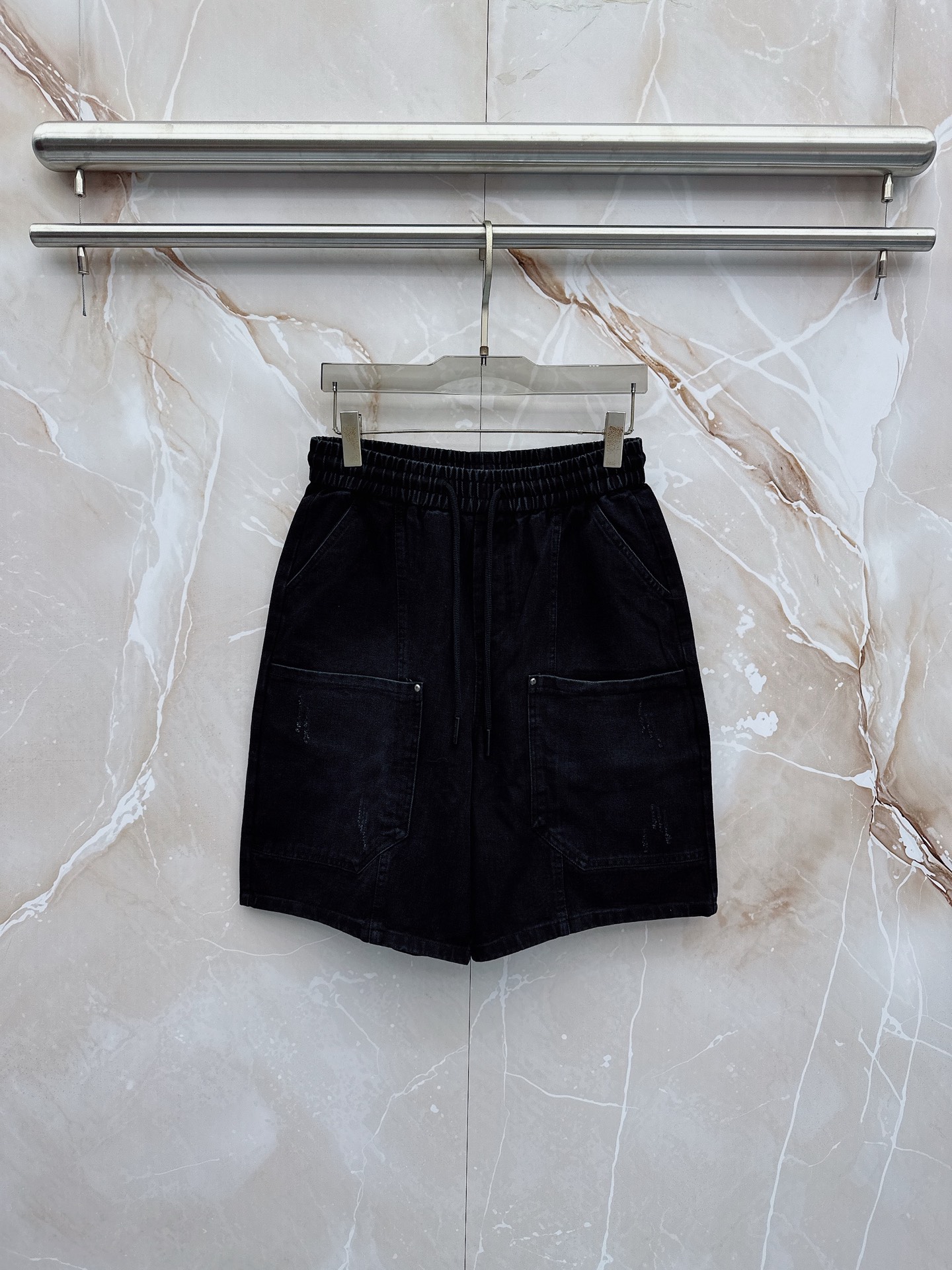 😊 26ss春夏新款休闲短裤，采用优质丝质面料，超级轻薄亲肤，透气舒适。两侧工装口袋设计，整款裤型超级时