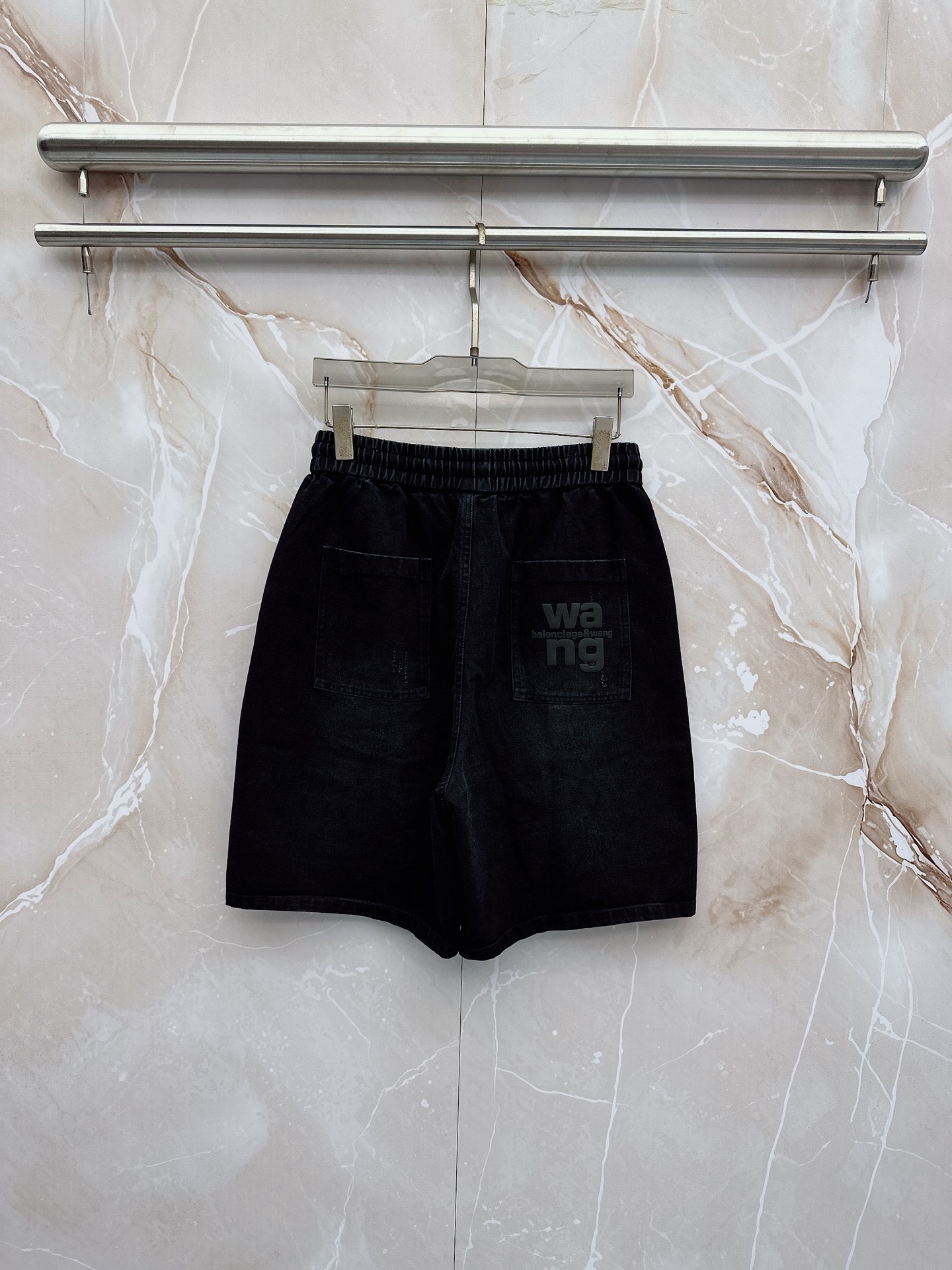 😊 26ss春夏新款休闲短裤，采用优质丝质面料，超级轻薄亲肤，透气舒适。两侧工装口袋设计，整款裤型超级时