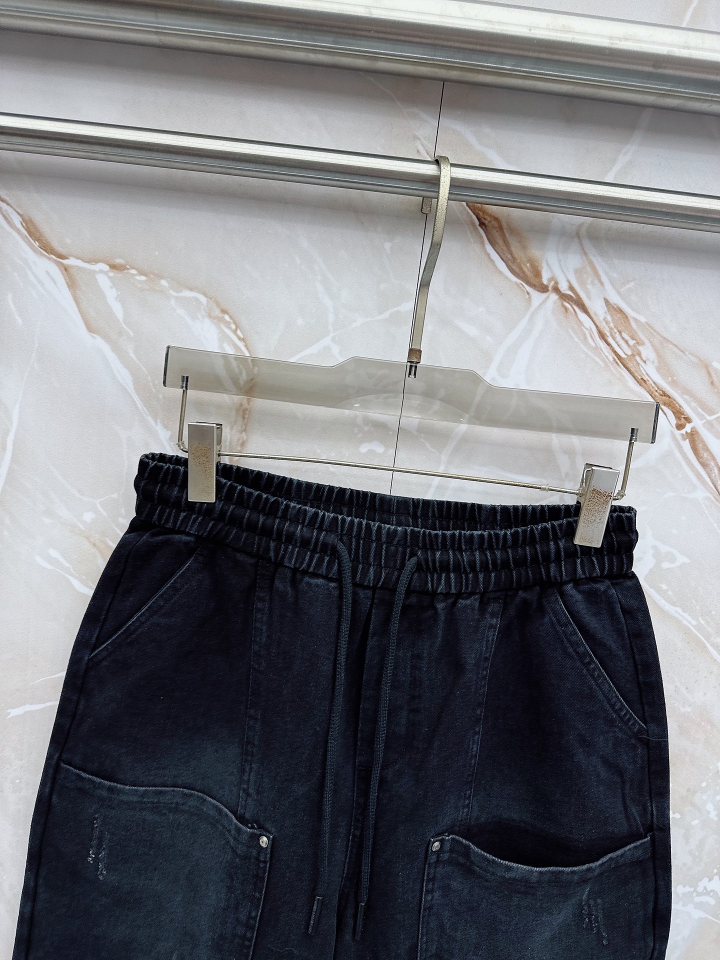 😊 26ss春夏新款休闲短裤，采用优质丝质面料，超级轻薄亲肤，透气舒适。两侧工装口袋设计，整款裤型超级时