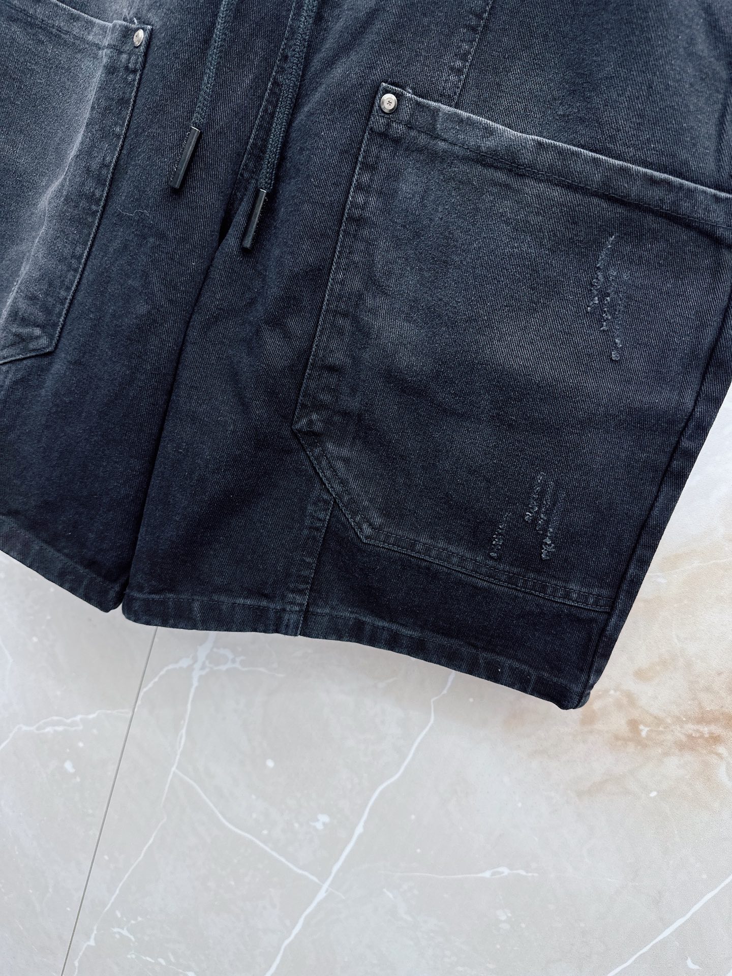 😊 26ss春夏新款休闲短裤，采用优质丝质面料，超级轻薄亲肤，透气舒适。两侧工装口袋设计，整款裤型超级时