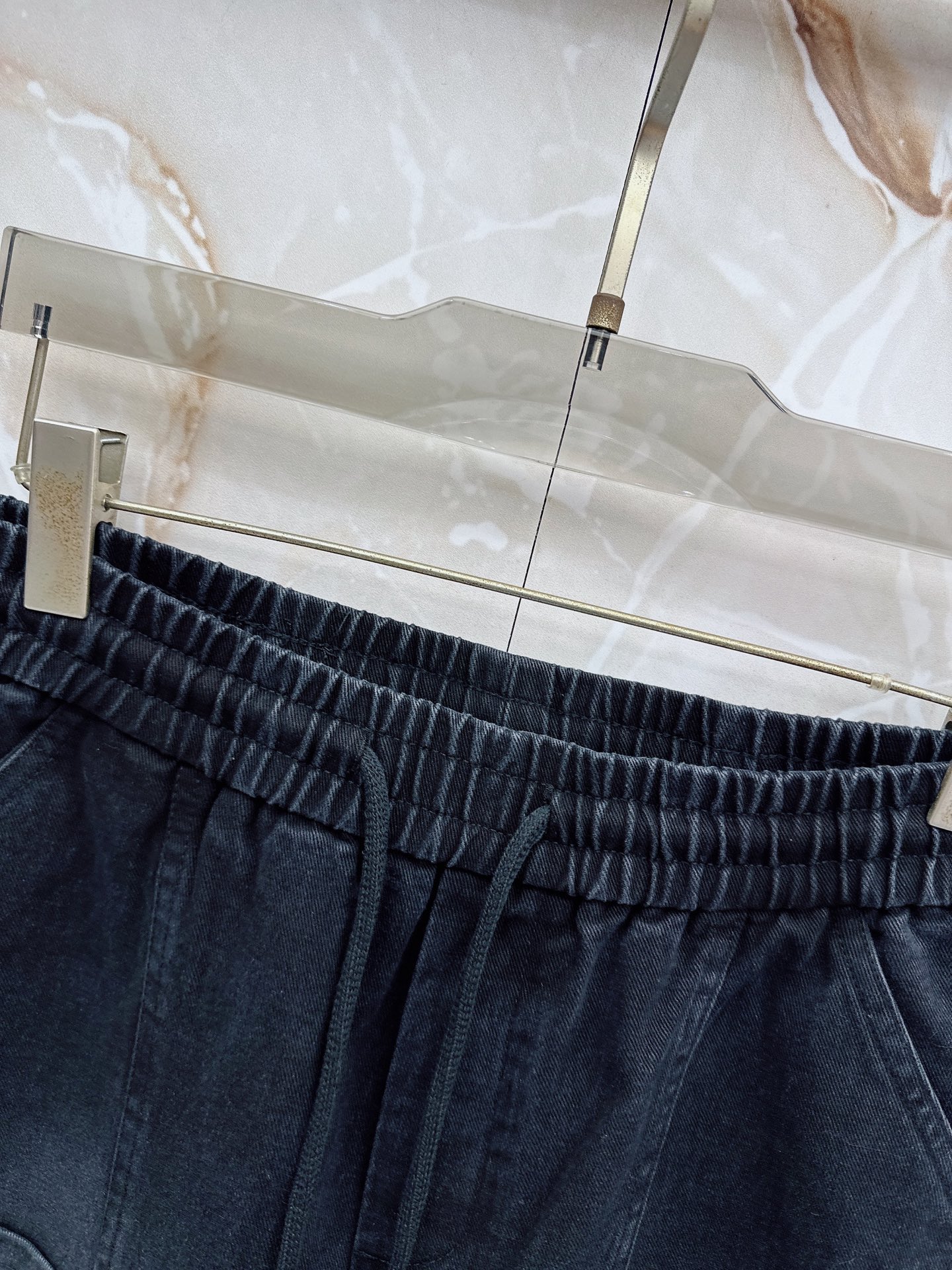 😊 26ss春夏新款休闲短裤，采用优质丝质面料，超级轻薄亲肤，透气舒适。两侧工装口袋设计，整款裤型超级时