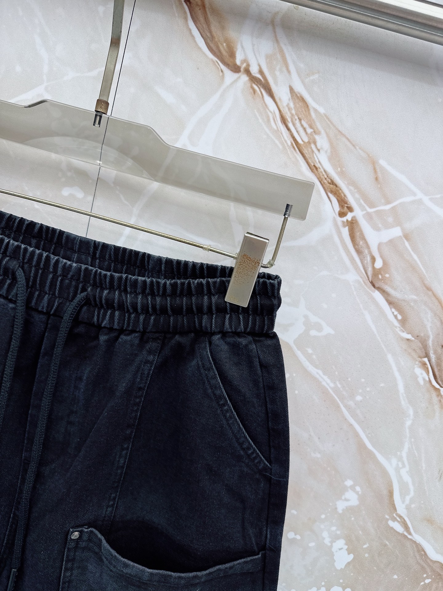 😊 26ss春夏新款休闲短裤，采用优质丝质面料，超级轻薄亲肤，透气舒适。两侧工装口袋设计，整款裤型超级时