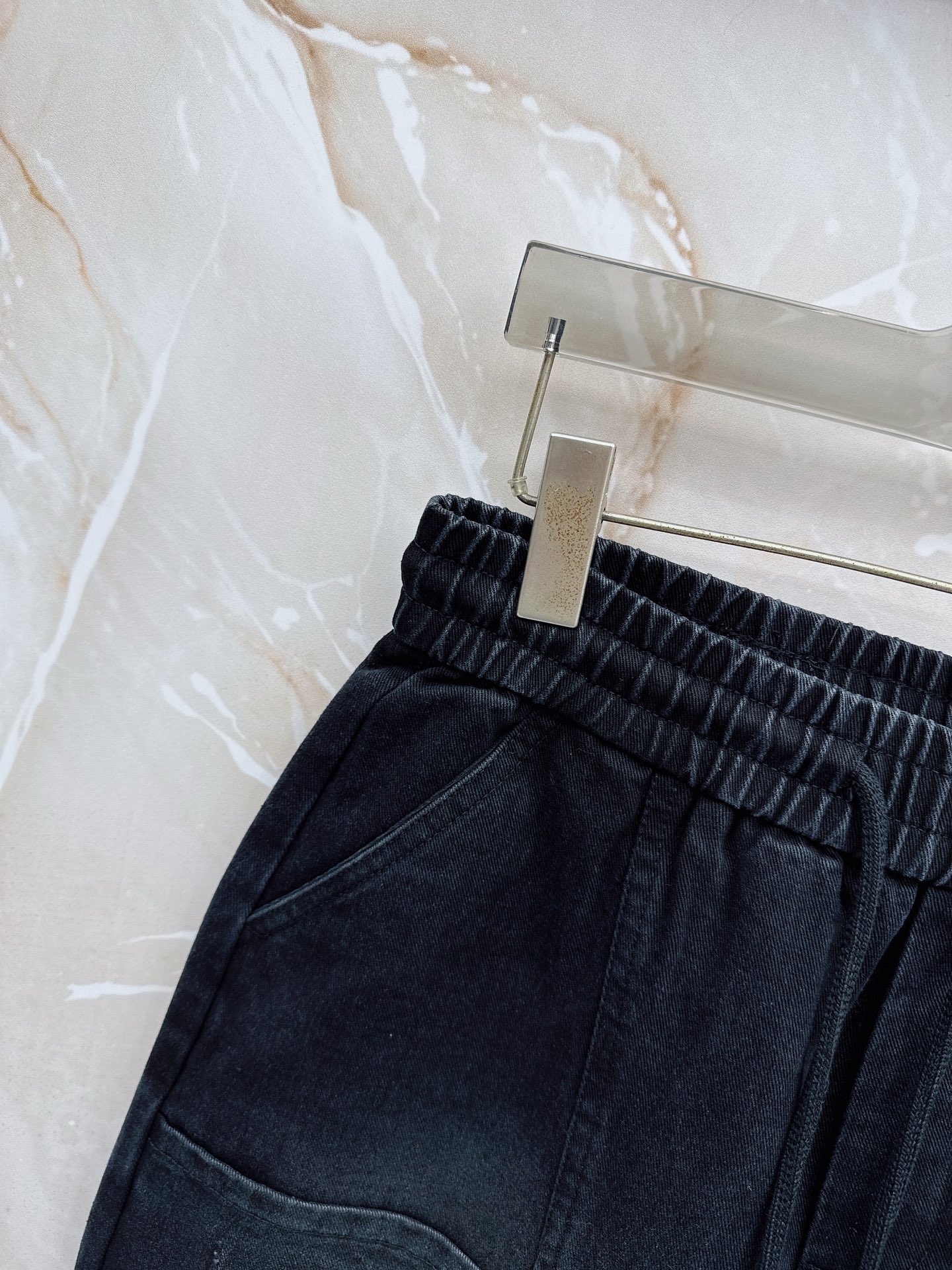 😊 26ss春夏新款休闲短裤，采用优质丝质面料，超级轻薄亲肤，透气舒适。两侧工装口袋设计，整款裤型超级时