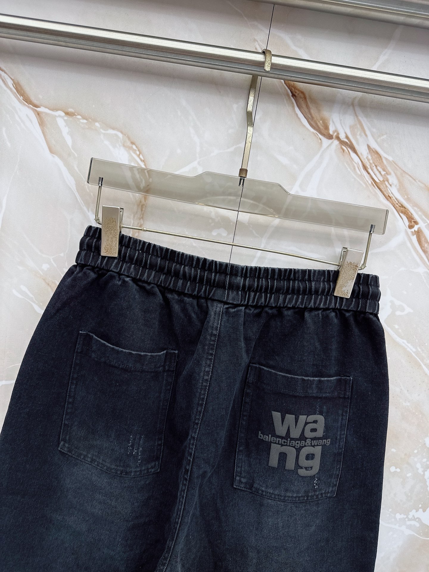 😊 26ss春夏新款休闲短裤，采用优质丝质面料，超级轻薄亲肤，透气舒适。两侧工装口袋设计，整款裤型超级时