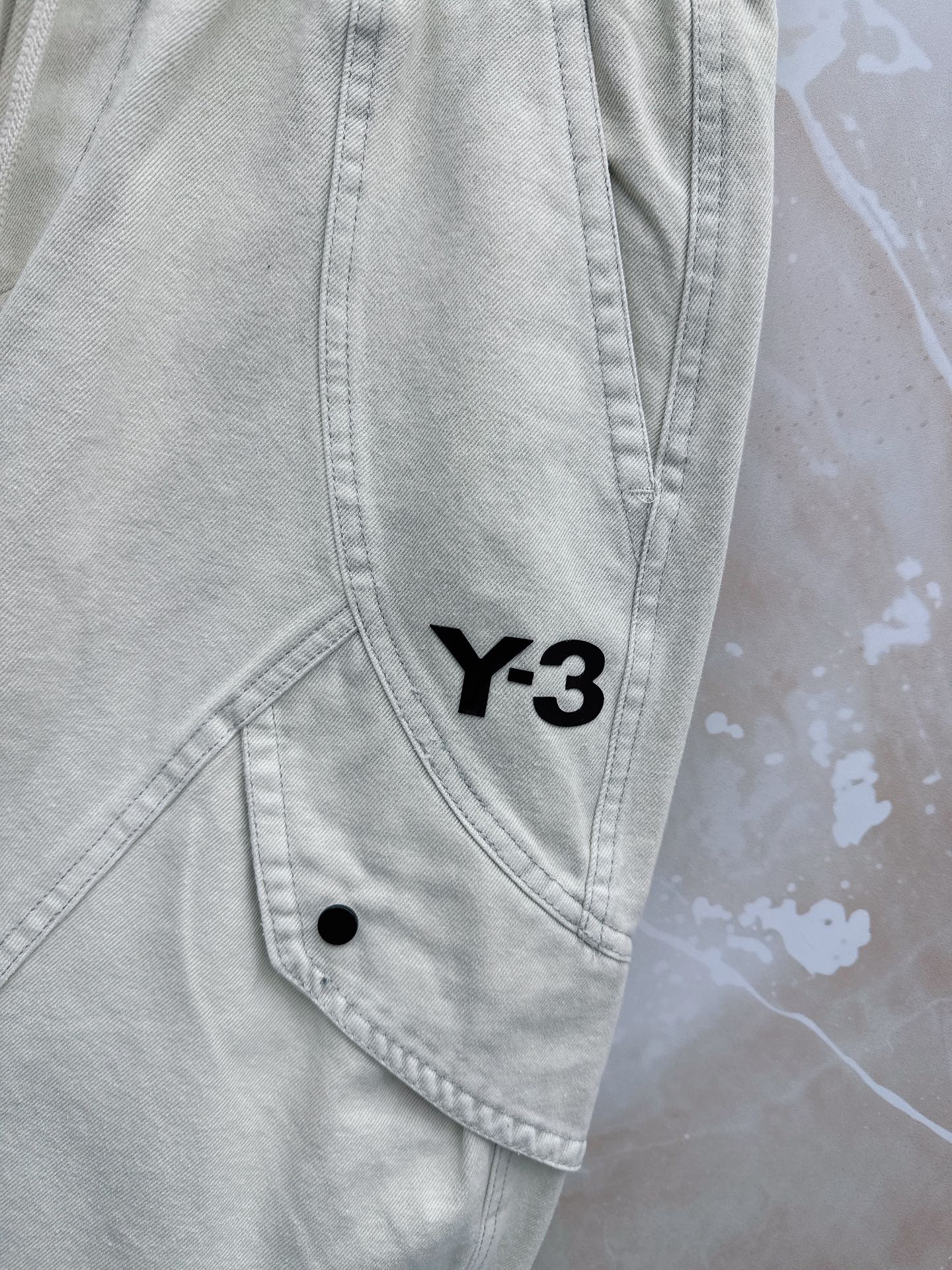 Y3 26ss春夏新款休闲短裤，采用优质丝质面料，超级轻薄亲肤，透气舒适。两侧工装口袋设计，整款裤型超级