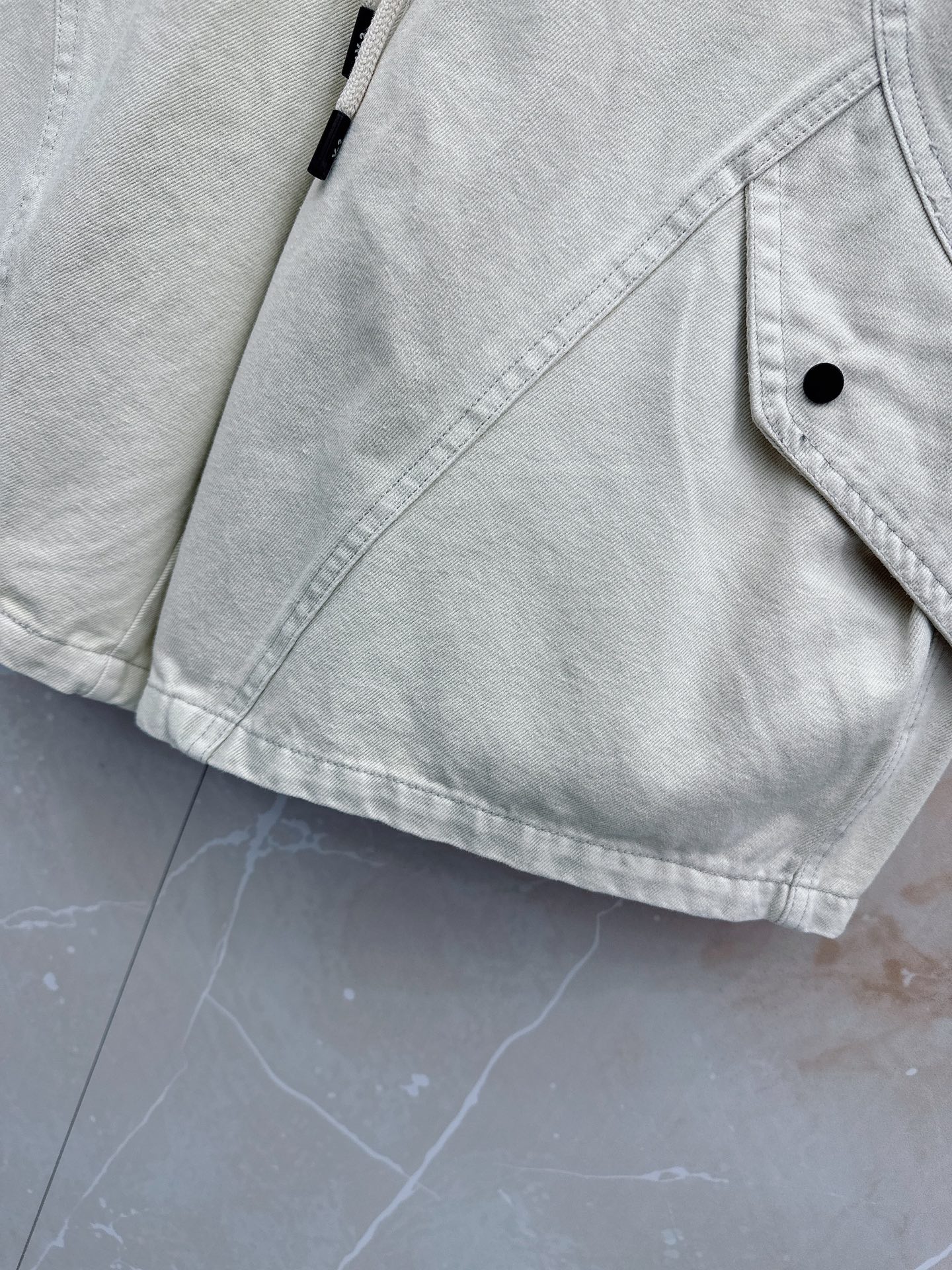 Y3 26ss春夏新款休闲短裤，采用优质丝质面料，超级轻薄亲肤，透气舒适。两侧工装口袋设计，整款裤型超级