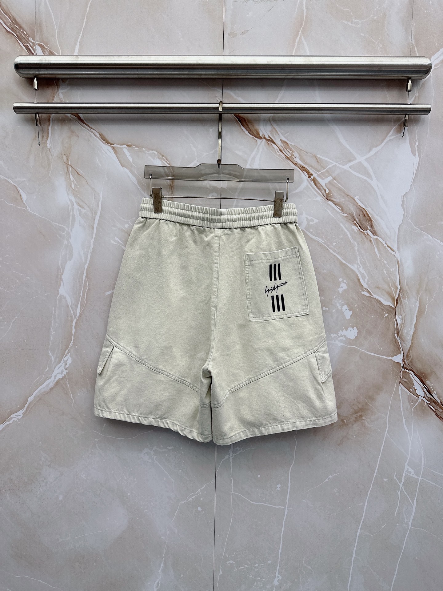Y3 26ss春夏新款休闲短裤，采用优质丝质面料，超级轻薄亲肤，透气舒适。两侧工装口袋设计，整款裤型超级