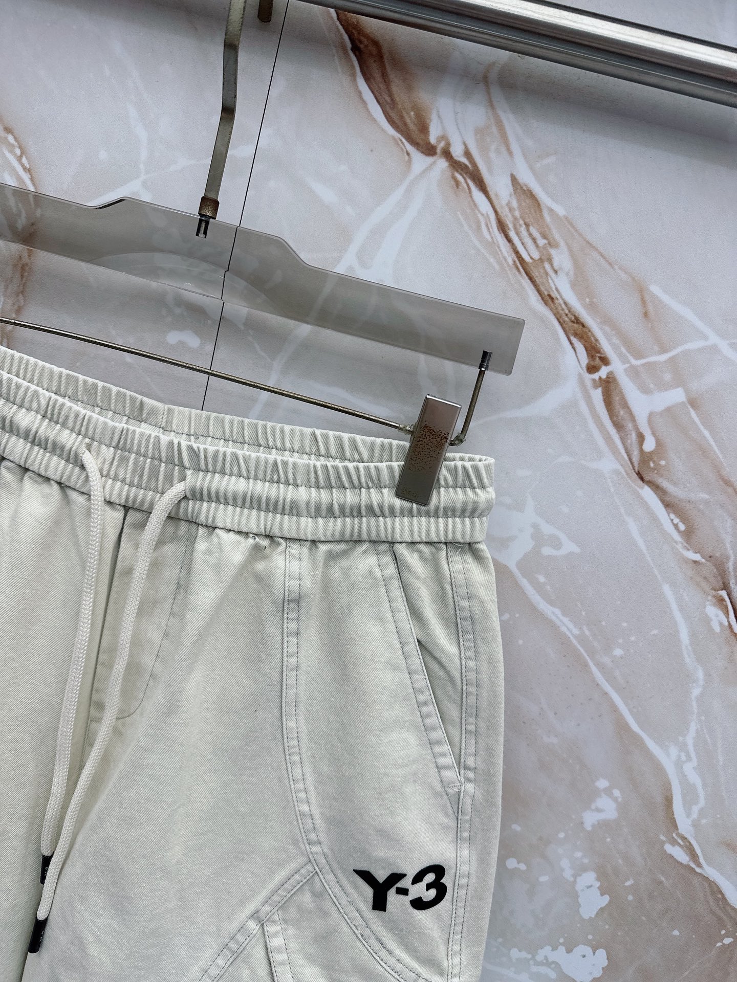 Y3 26ss春夏新款休闲短裤，采用优质丝质面料，超级轻薄亲肤，透气舒适。两侧工装口袋设计，整款裤型超级