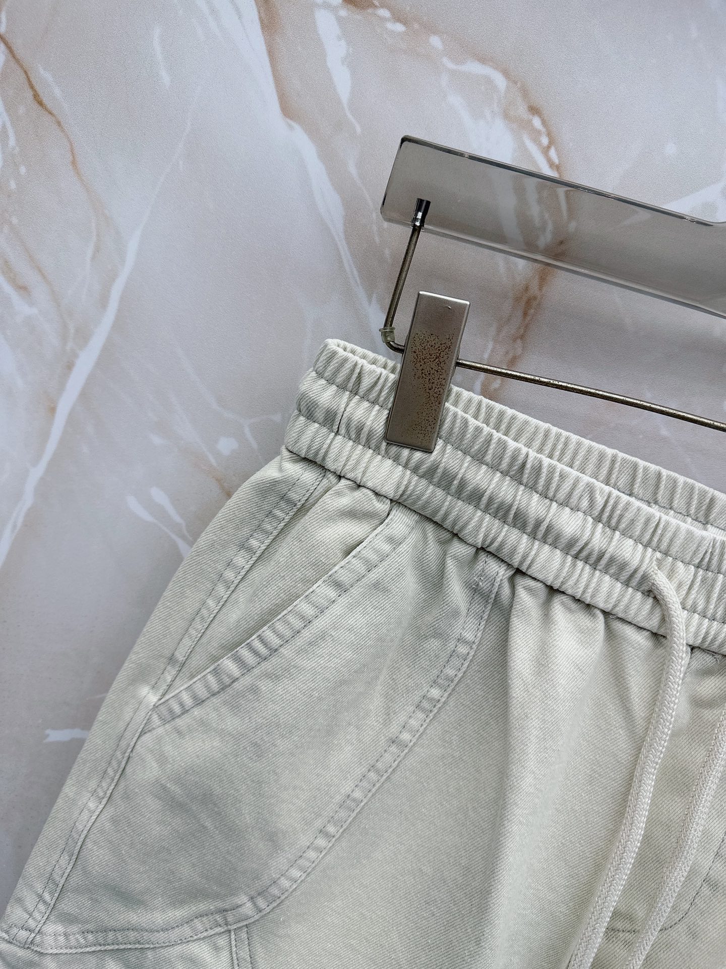 Y3 26ss春夏新款休闲短裤，采用优质丝质面料，超级轻薄亲肤，透气舒适。两侧工装口袋设计，整款裤型超级