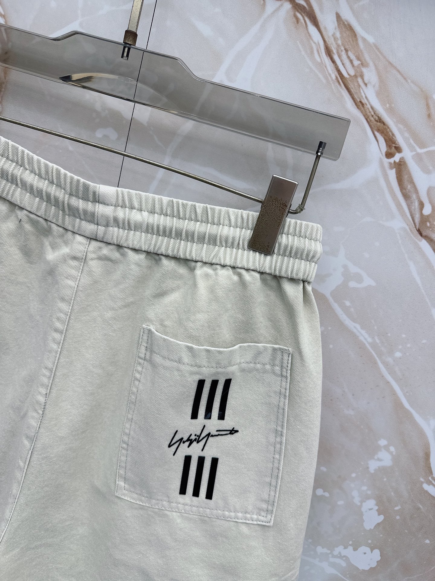 Y3 26ss春夏新款休闲短裤，采用优质丝质面料，超级轻薄亲肤，透气舒适。两侧工装口袋设计，整款裤型超级