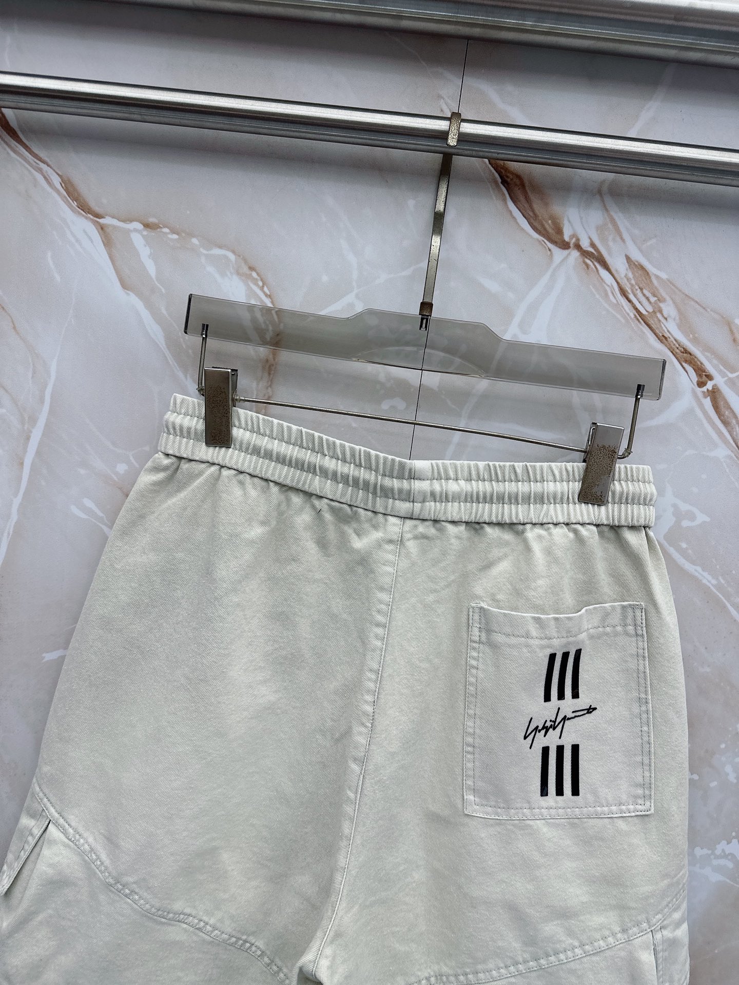 Y3 26ss春夏新款休闲短裤，采用优质丝质面料，超级轻薄亲肤，透气舒适。两侧工装口袋设计，整款裤型超级
