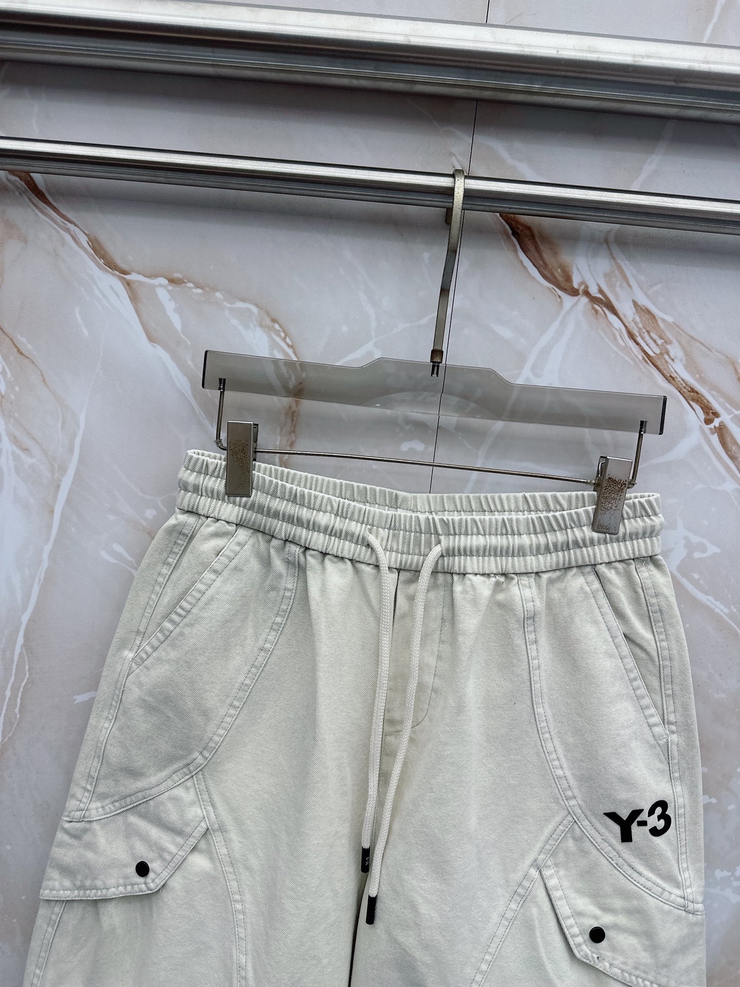Y3 26ss春夏新款休闲短裤，采用优质丝质面料，超级轻薄亲肤，透气舒适。两侧工装口袋设计，整款裤型超级