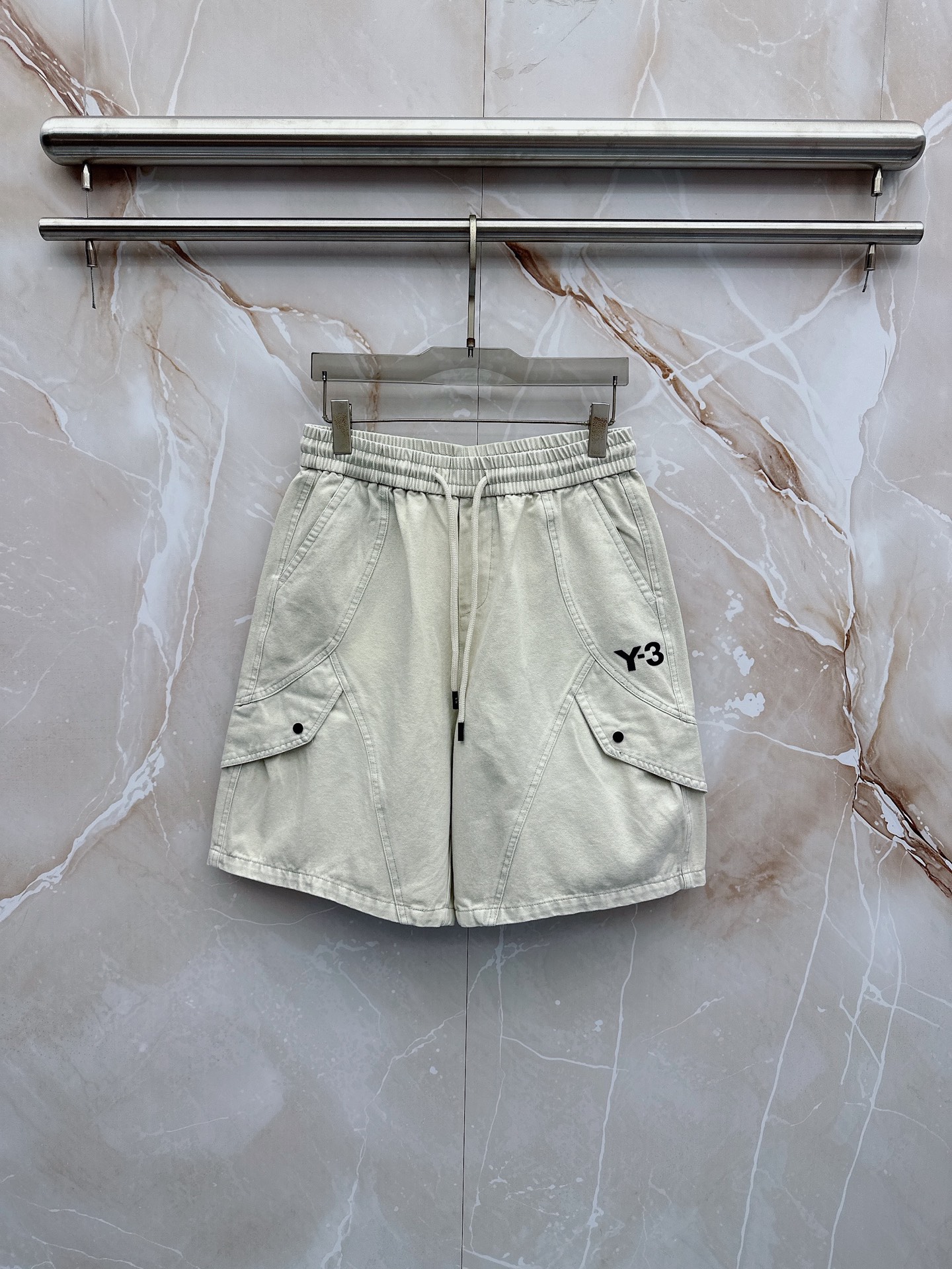 Y3 26ss春夏新款休闲短裤，采用优质丝质面料，超级轻薄亲肤，透气舒适。两侧工装口袋设计，整款裤型超级