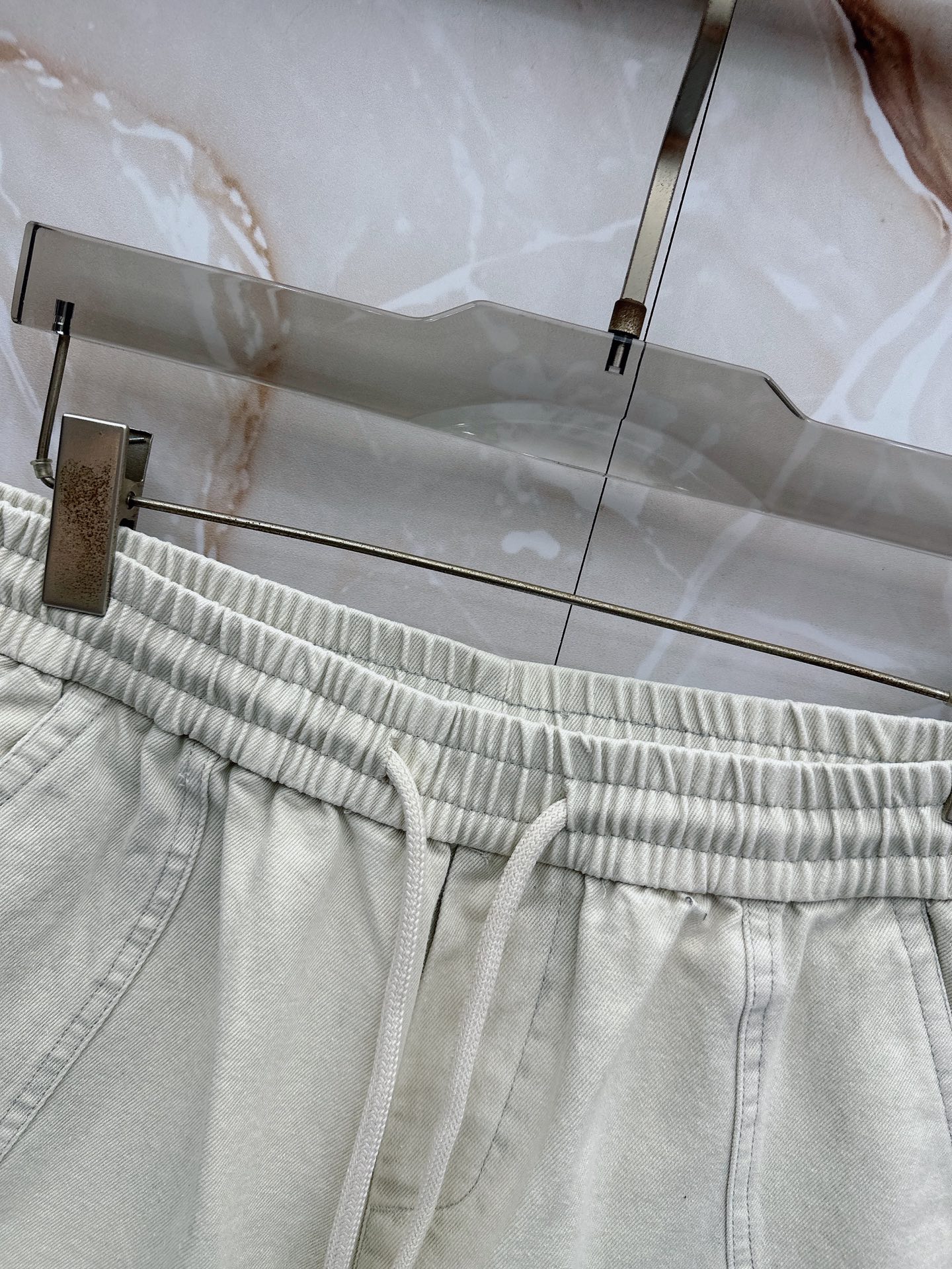 Y3 26ss春夏新款休闲短裤，采用优质丝质面料，超级轻薄亲肤，透气舒适。两侧工装口袋设计，整款裤型超级