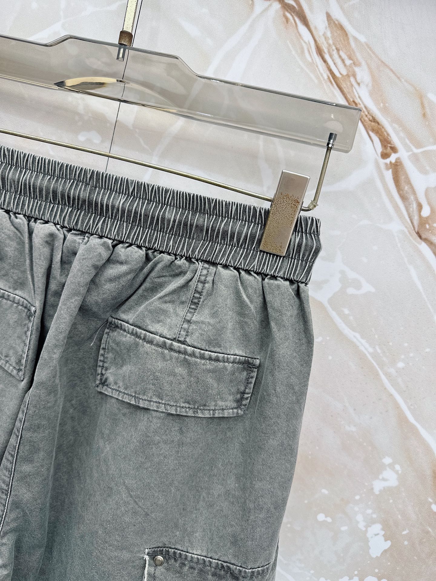 😊 26ss春夏新款休闲短裤，采用优质丝质面料，超级轻薄亲肤，透气舒适。两侧工装口袋设计，整款裤型超级时