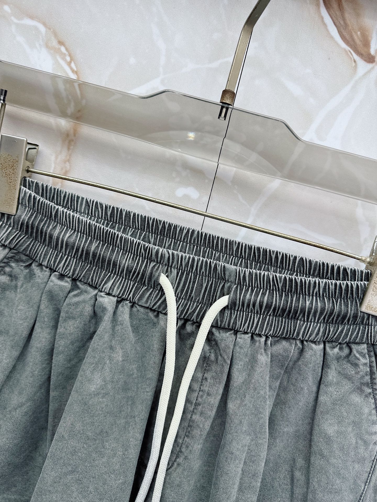 😊 26ss春夏新款休闲短裤，采用优质丝质面料，超级轻薄亲肤，透气舒适。两侧工装口袋设计，整款裤型超级时