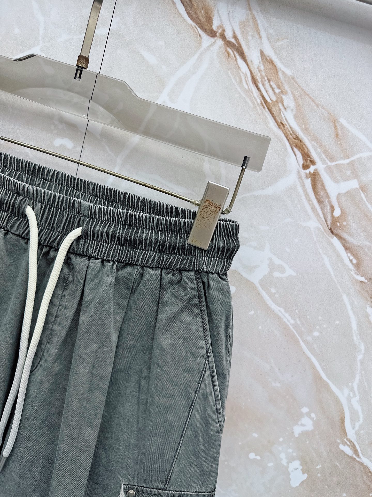 😊 26ss春夏新款休闲短裤，采用优质丝质面料，超级轻薄亲肤，透气舒适。两侧工装口袋设计，整款裤型超级时