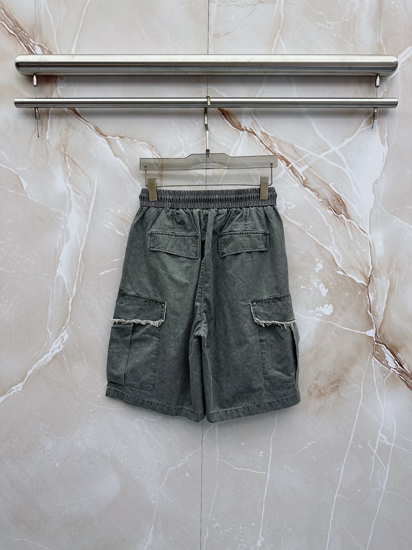 😊 26ss春夏新款休闲短裤，采用优质丝质面料，超级轻薄亲肤，透气舒适。两侧工装口袋设计，整款裤型超级时