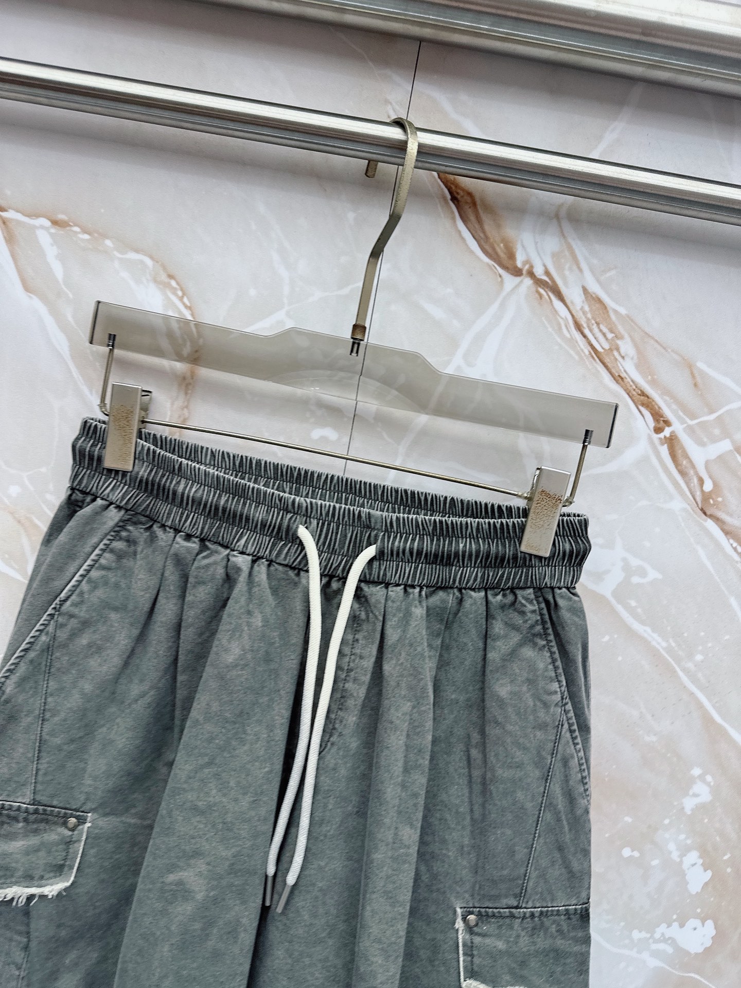 😊 26ss春夏新款休闲短裤，采用优质丝质面料，超级轻薄亲肤，透气舒适。两侧工装口袋设计，整款裤型超级时