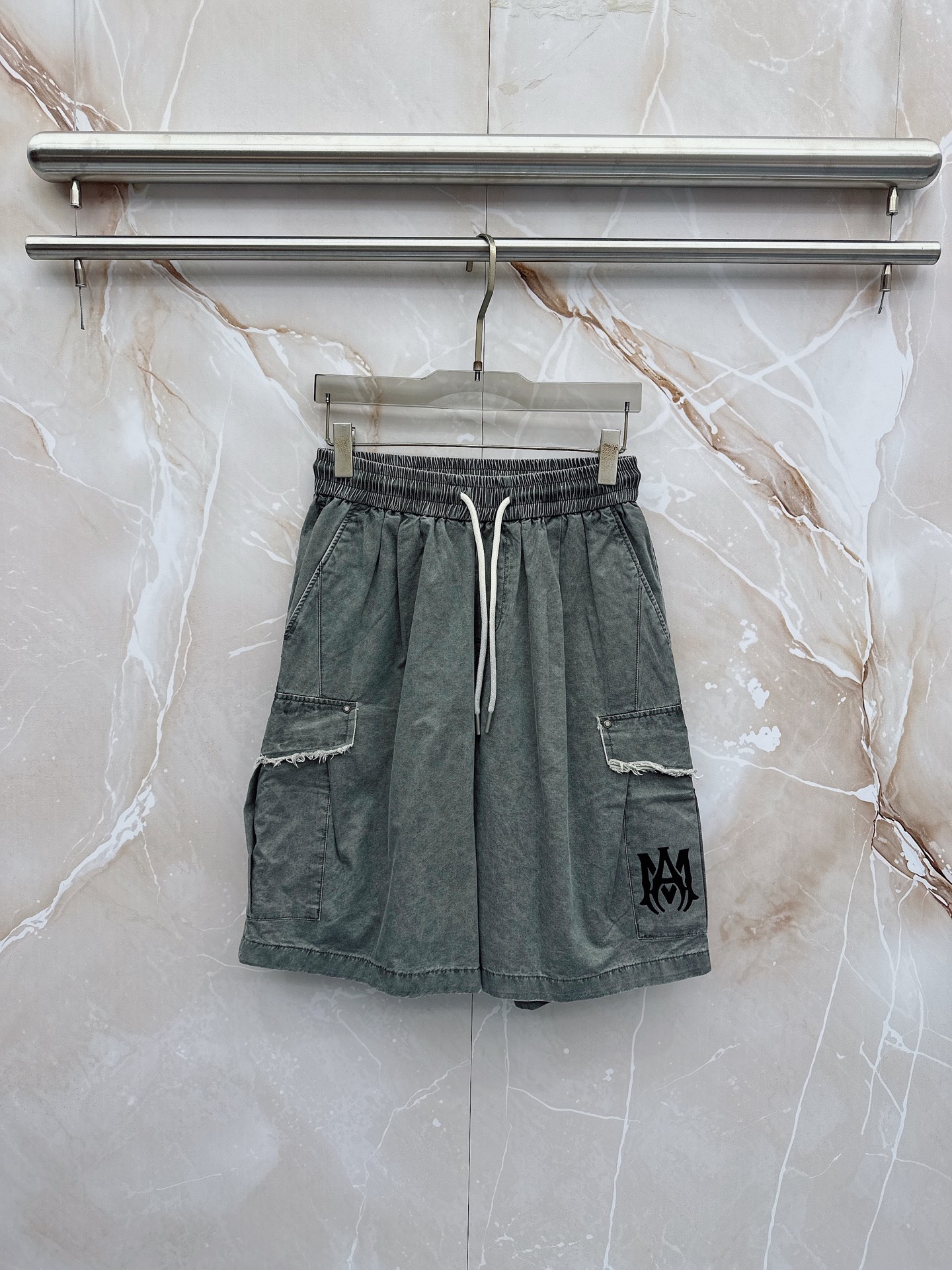 😊 26ss春夏新款休闲短裤，采用优质丝质面料，超级轻薄亲肤，透气舒适。两侧工装口袋设计，整款裤型超级时