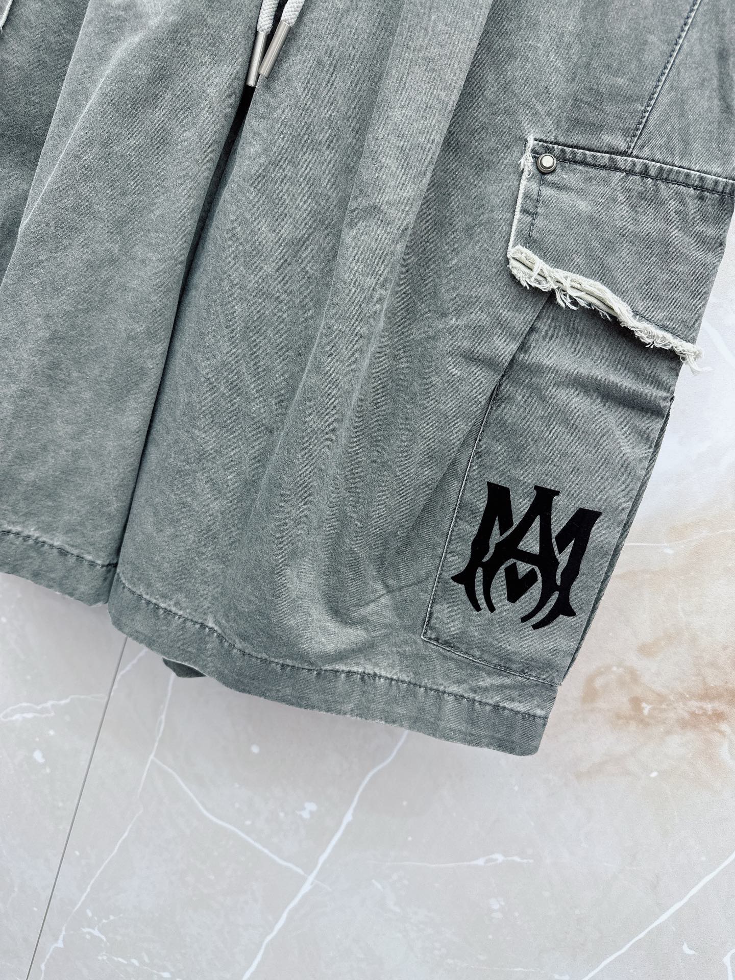 😊 26ss春夏新款休闲短裤，采用优质丝质面料，超级轻薄亲肤，透气舒适。两侧工装口袋设计，整款裤型超级时