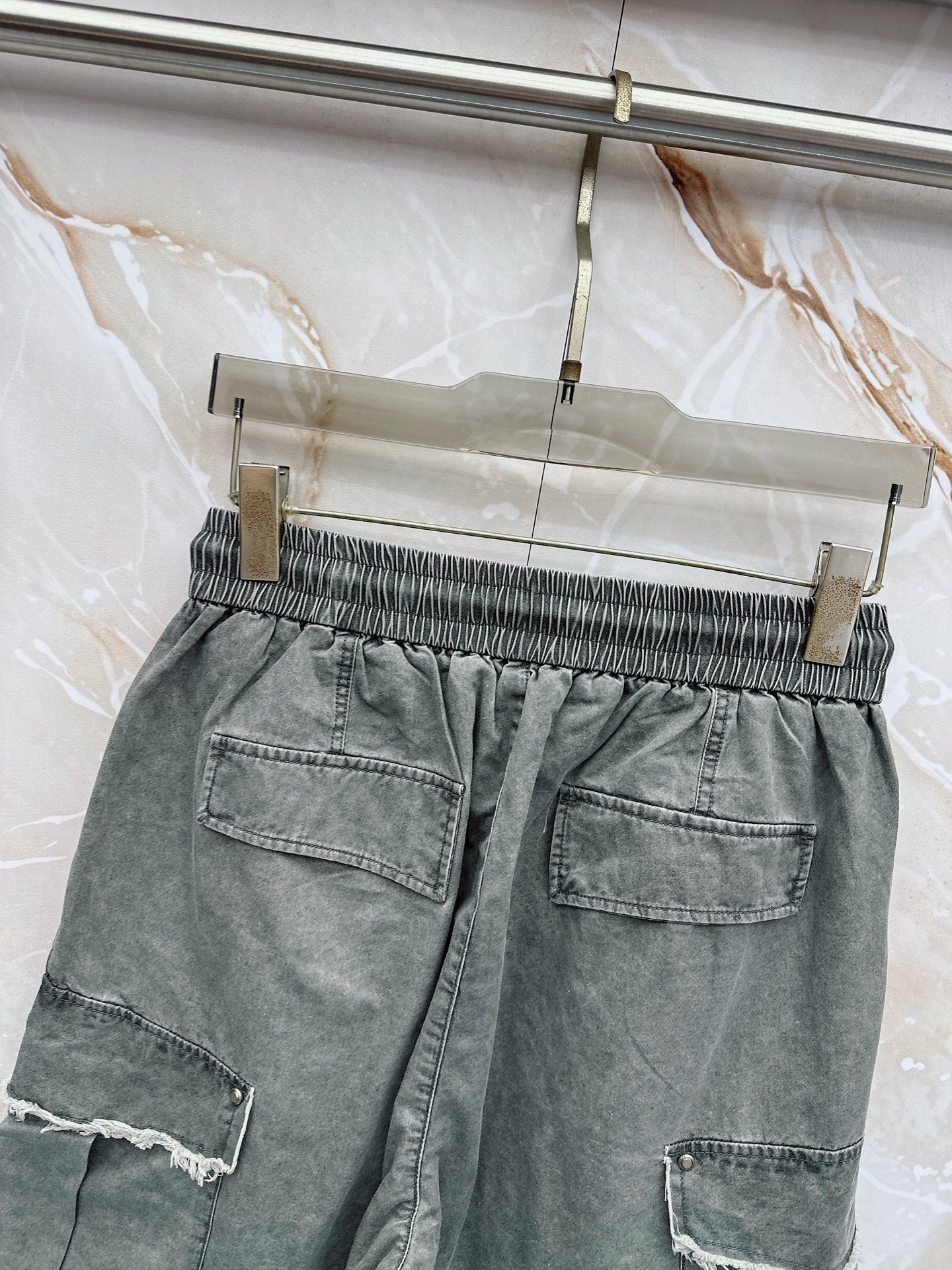 😊 26ss春夏新款休闲短裤，采用优质丝质面料，超级轻薄亲肤，透气舒适。两侧工装口袋设计，整款裤型超级时