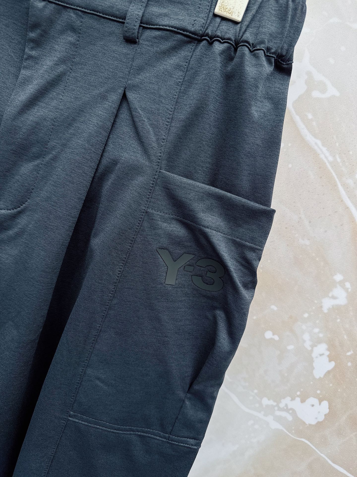 Y3 26ss春夏新款休闲短裤，采用优质丝质面料，超级轻薄亲肤，透气舒适。两侧工装口袋设计，整款裤型超级